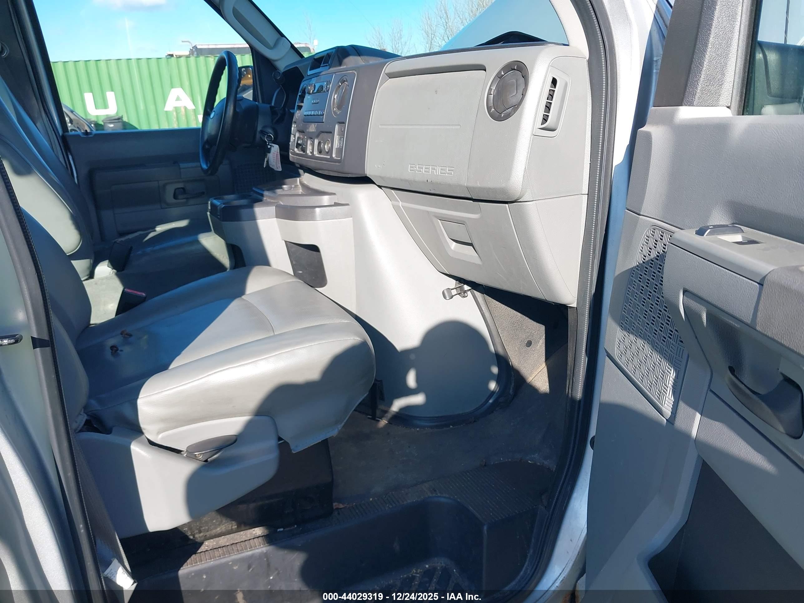 FORD E-250 image 5