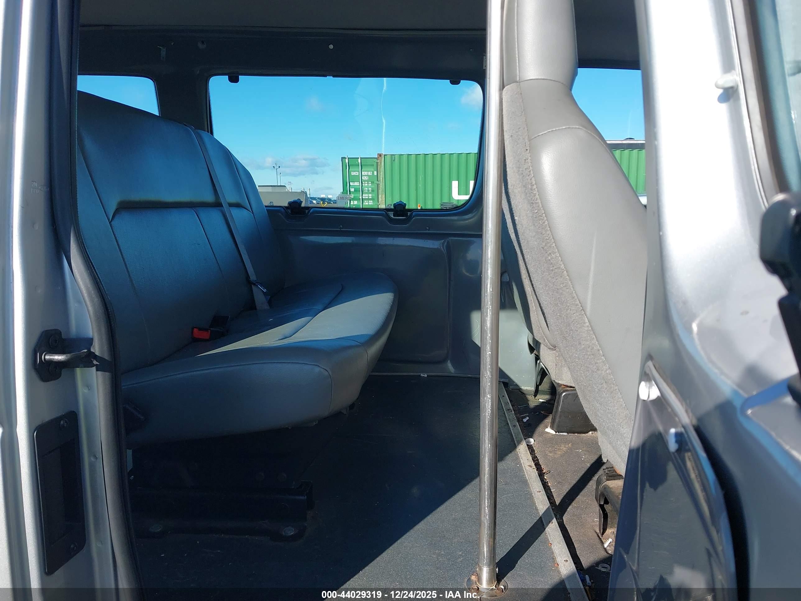 FORD E-250 image 8