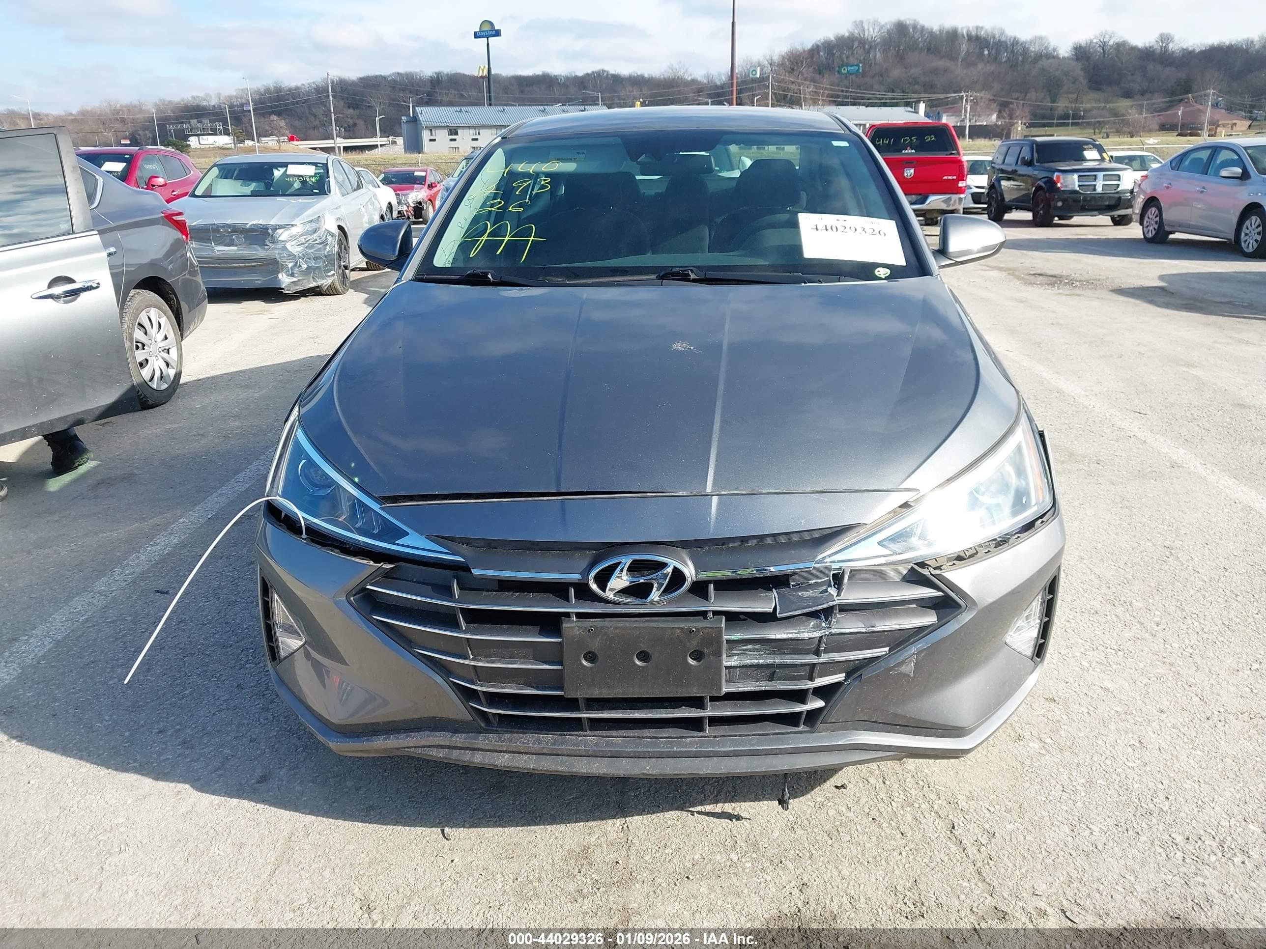 HYUNDAI ELANTRA image 6