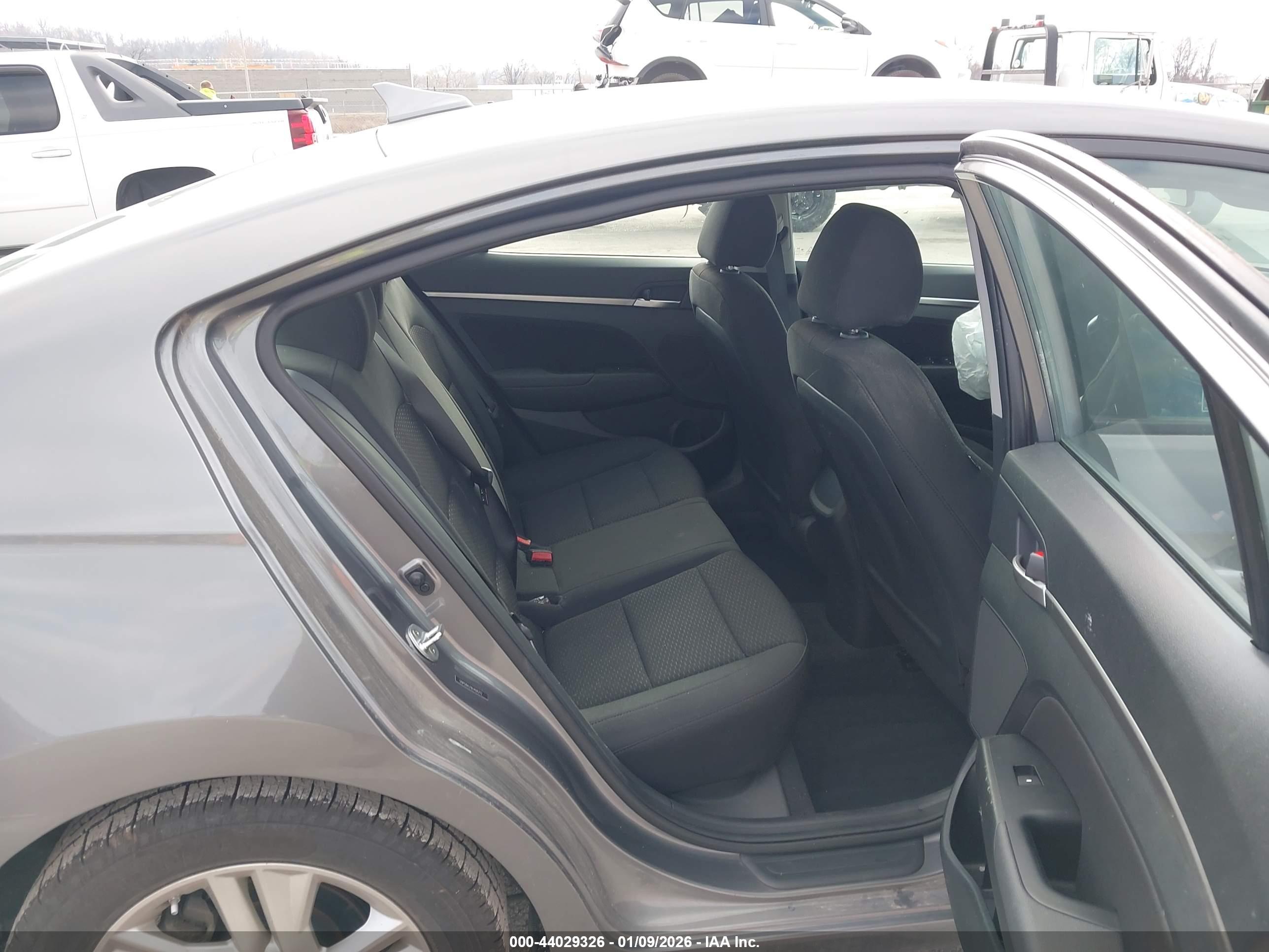 HYUNDAI ELANTRA image 8