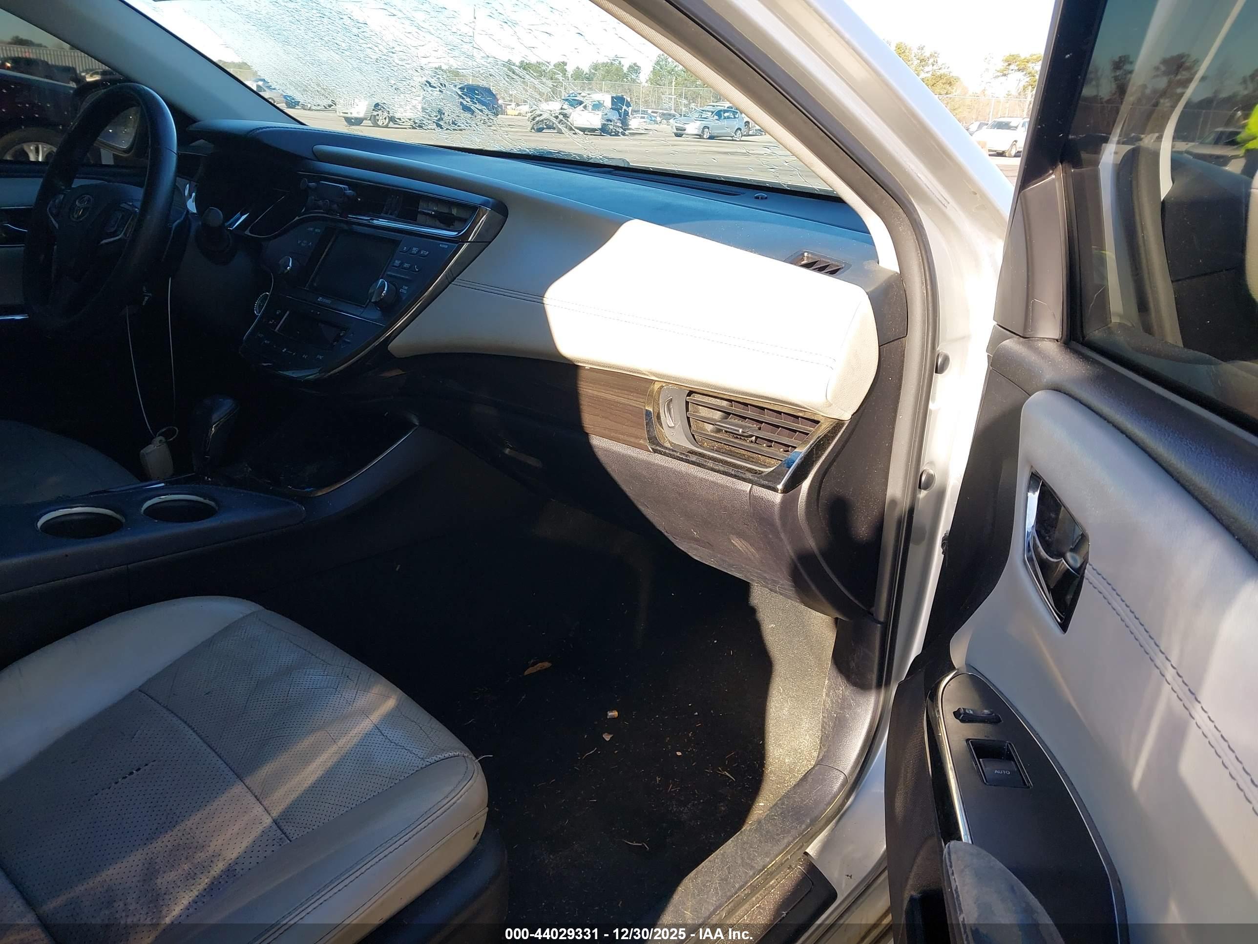 TOYOTA AVALON image 5