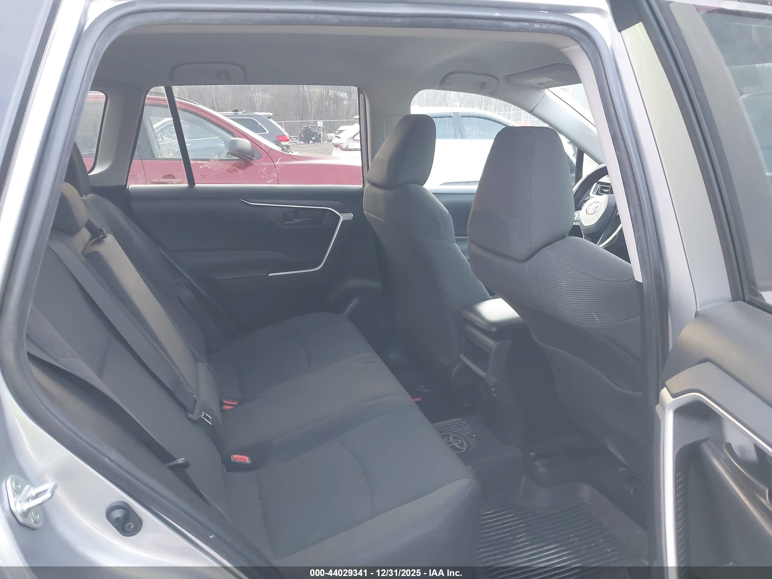 TOYOTA RAV4 image 8