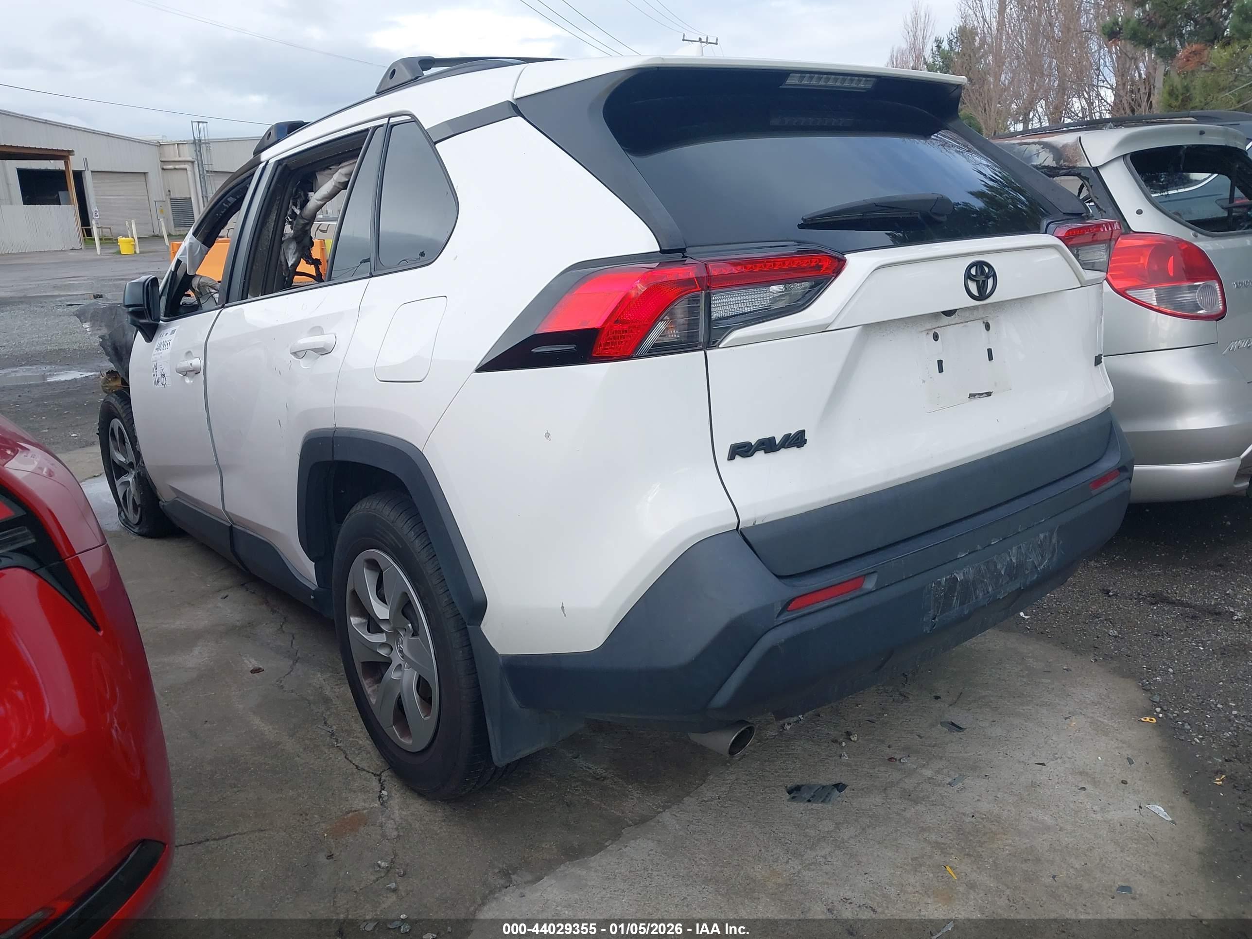 TOYOTA RAV4 image 3