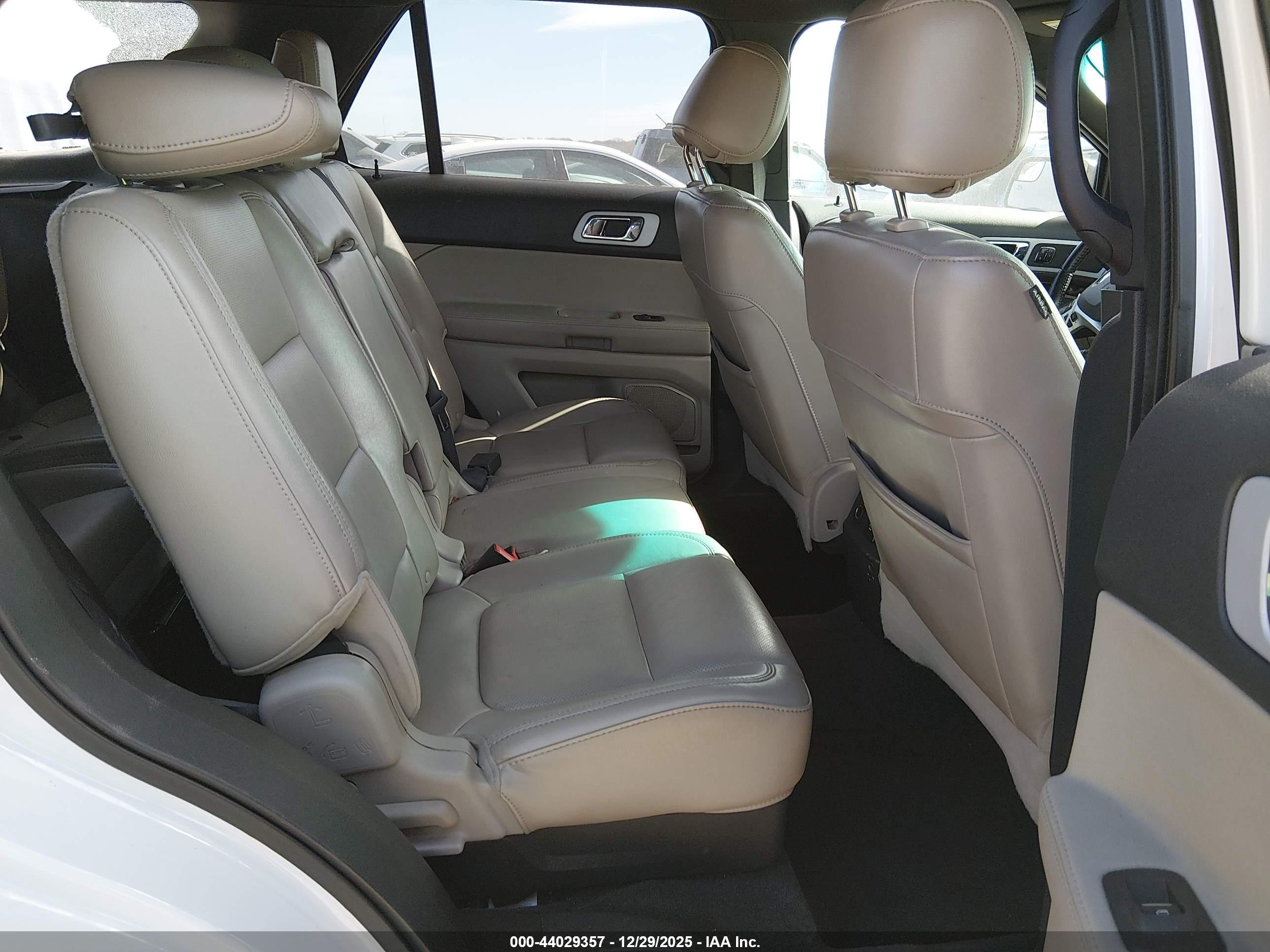 FORD EXPLORER image 8
