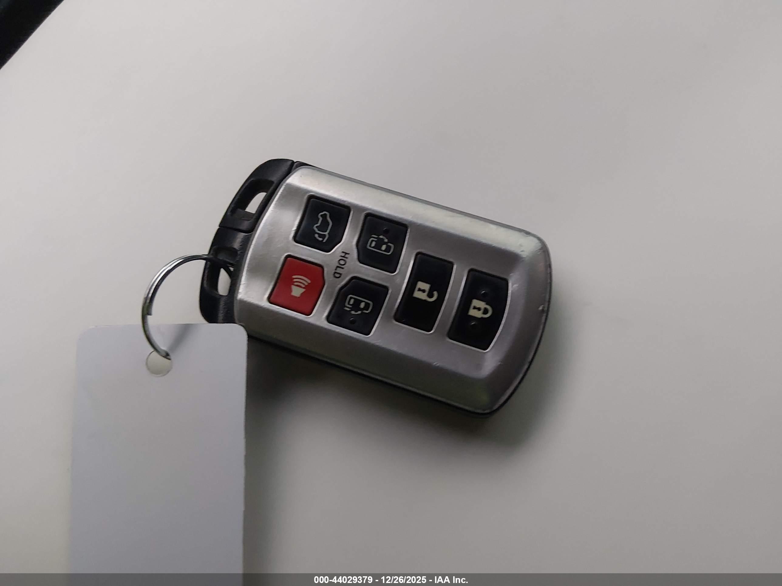 TOYOTA SIENNA image 11