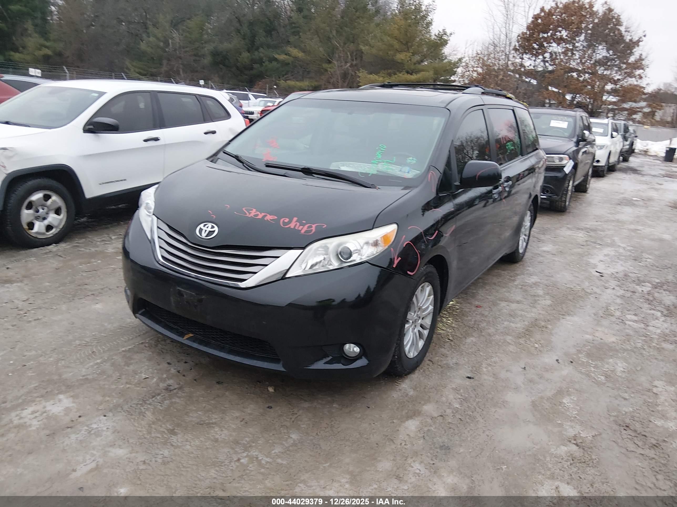 TOYOTA SIENNA image 2