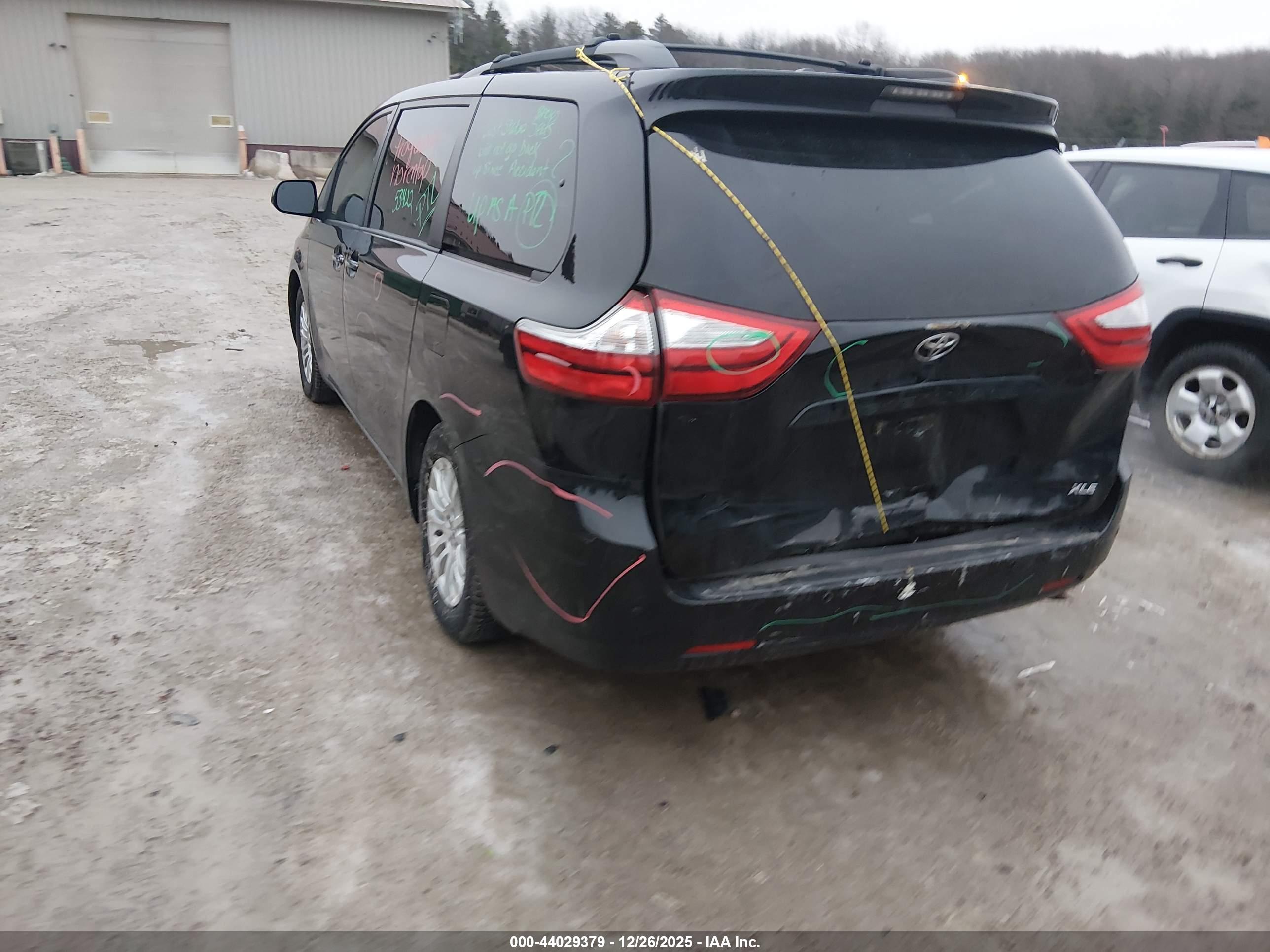 TOYOTA SIENNA image 3