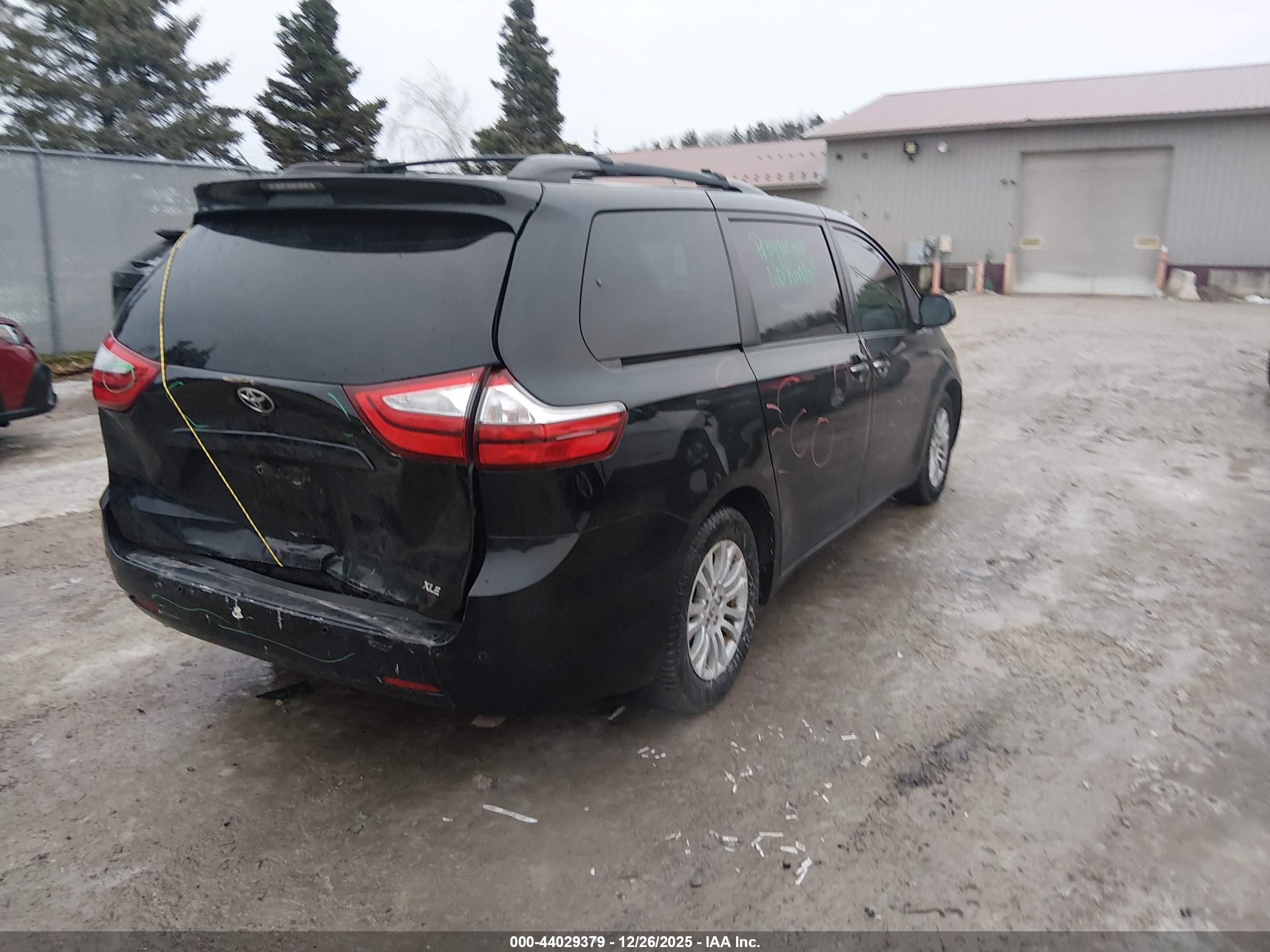 TOYOTA SIENNA image 4