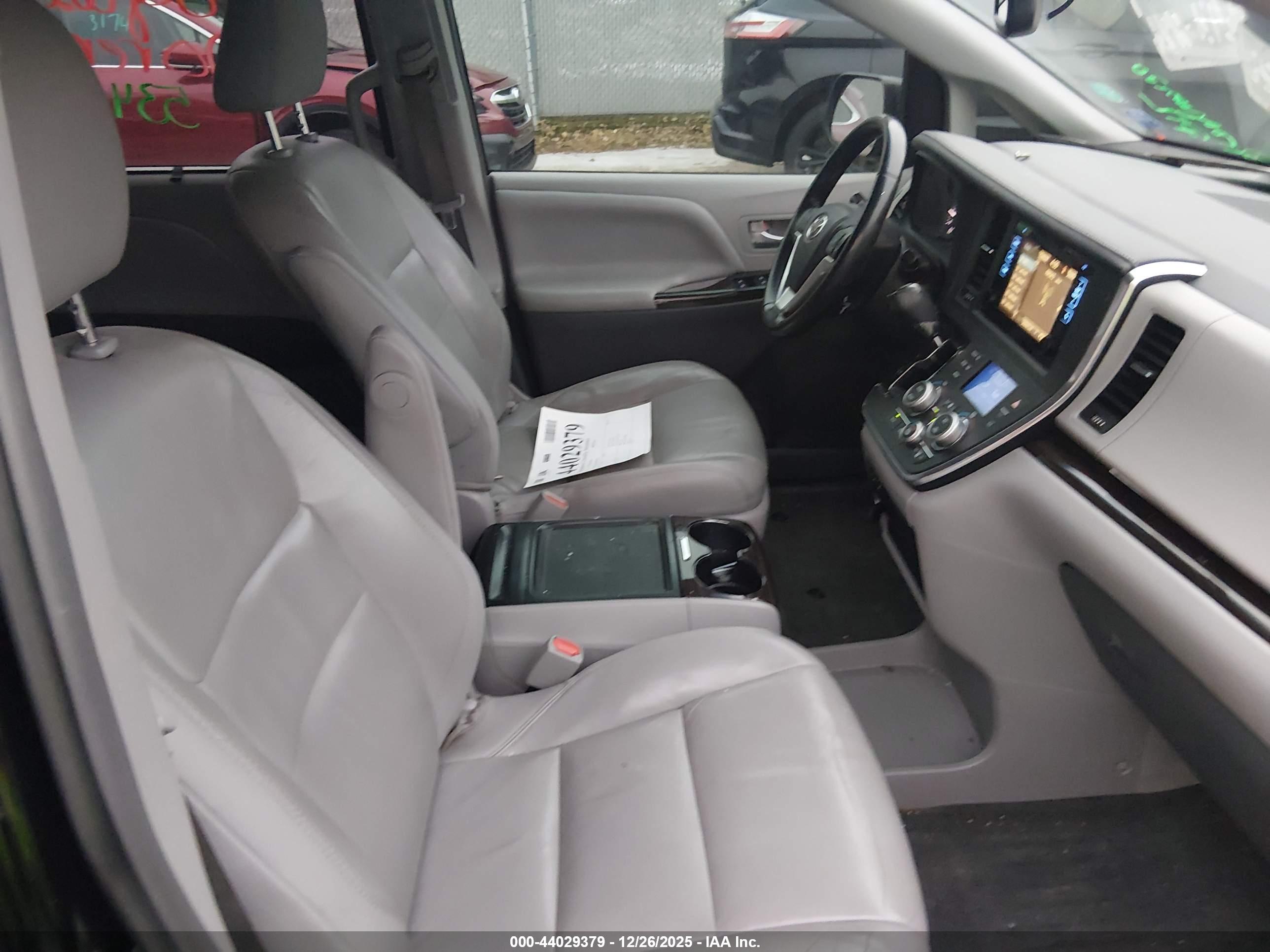TOYOTA SIENNA image 5