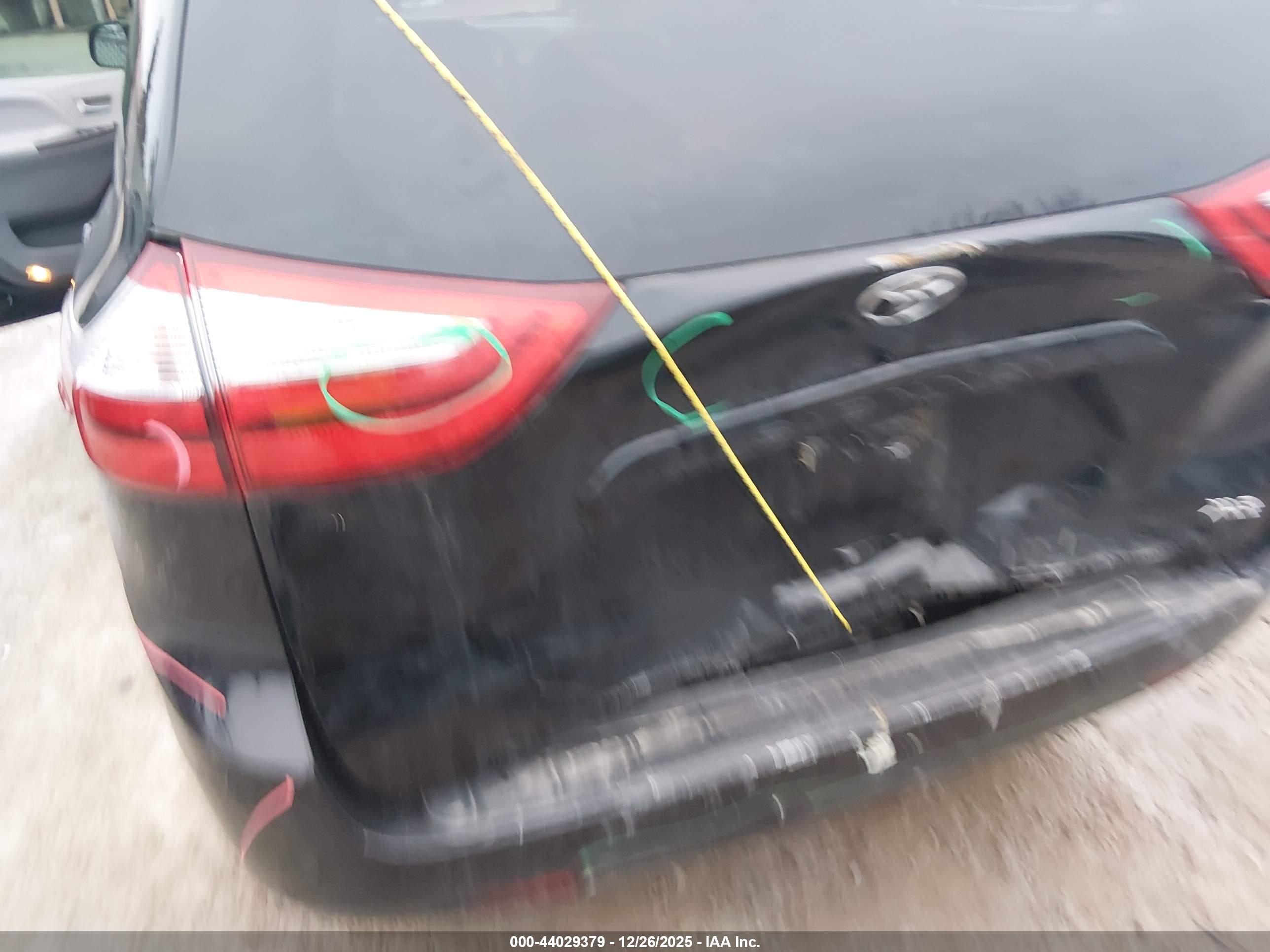 TOYOTA SIENNA image 6