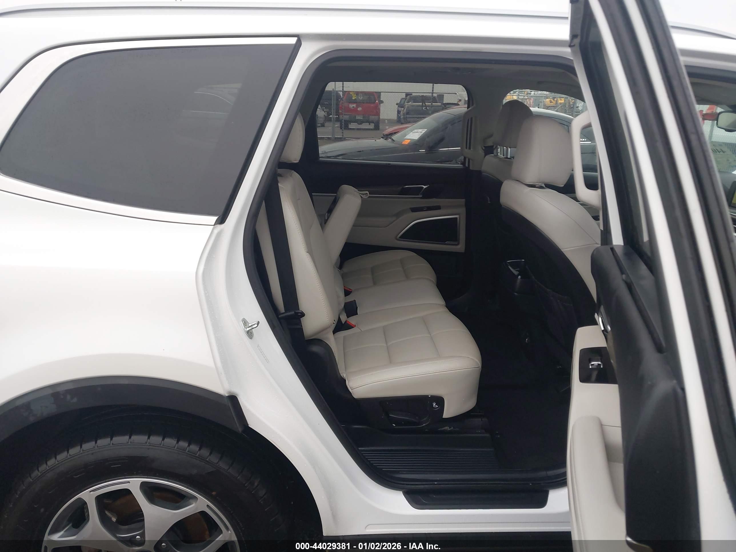 KIA TELLURIDE image 8