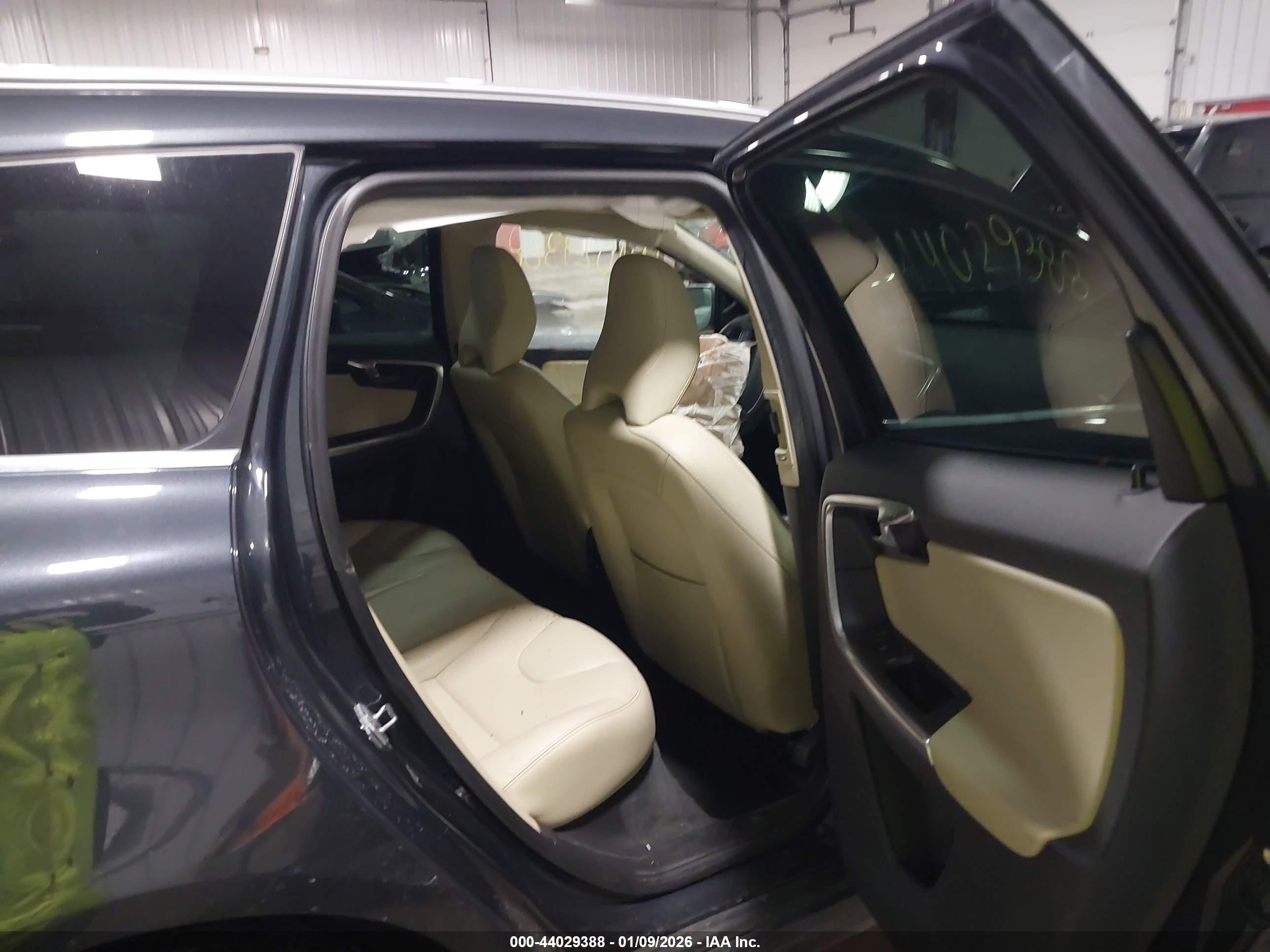 VOLVO XC60 image 8