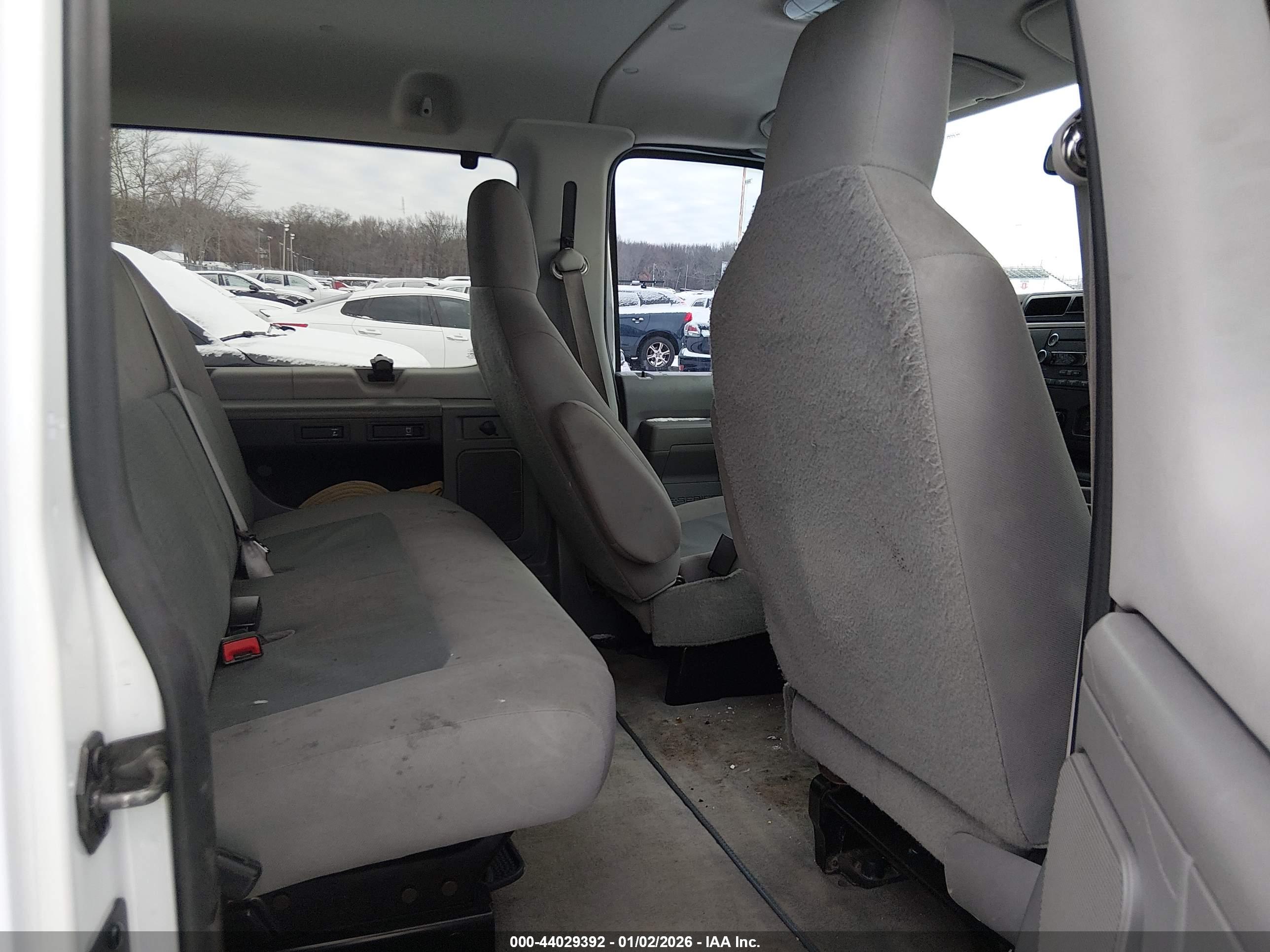 FORD E-350 image 8