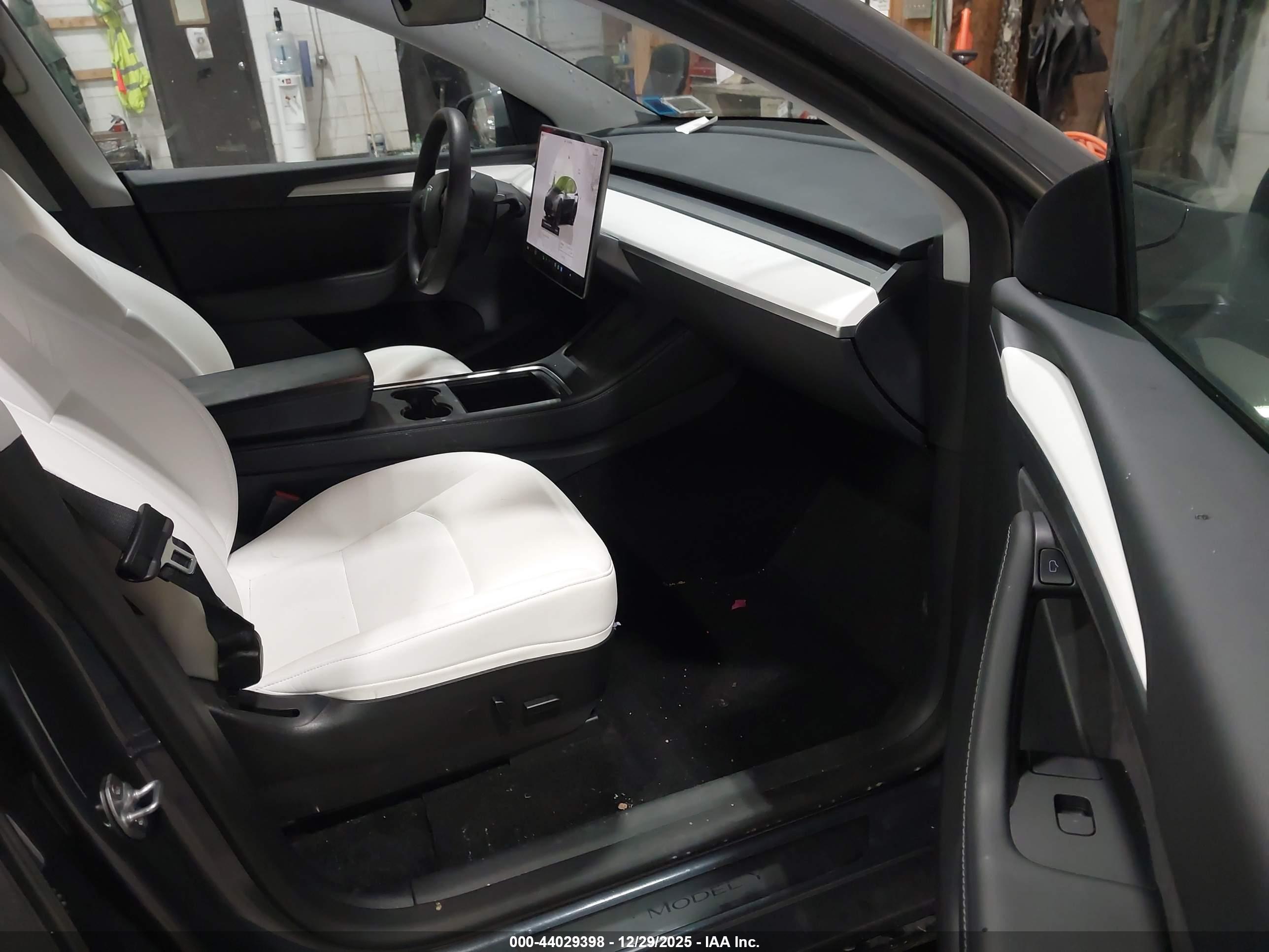 TESLA MODEL image 5