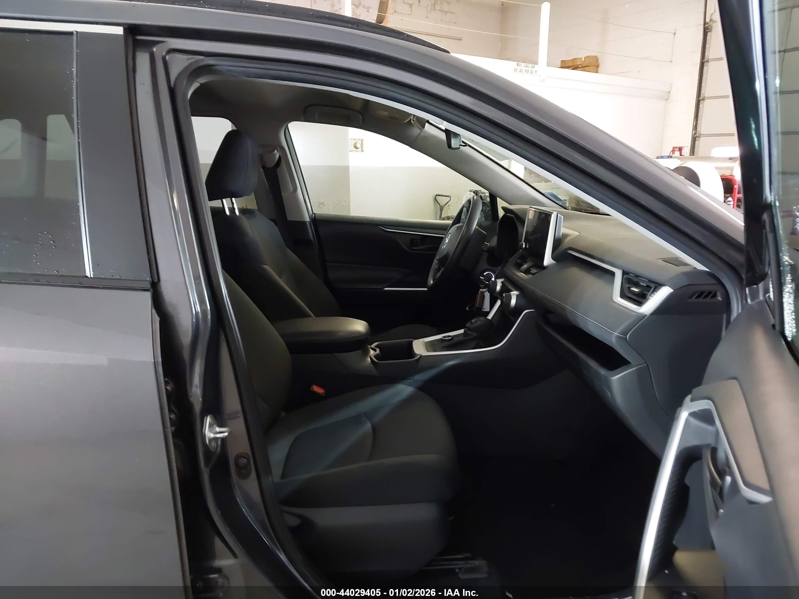 TOYOTA RAV4 image 5