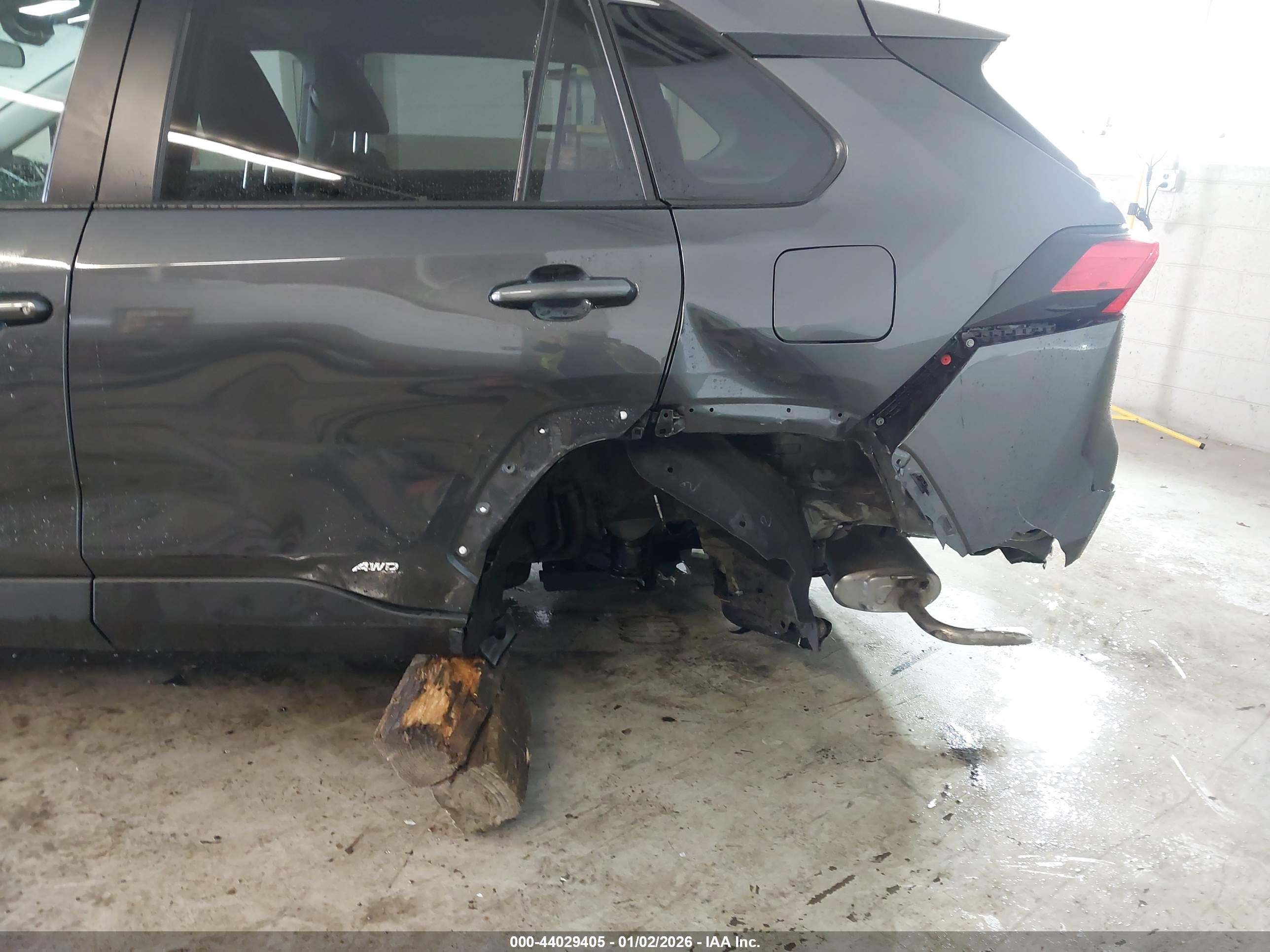 TOYOTA RAV4 image 6