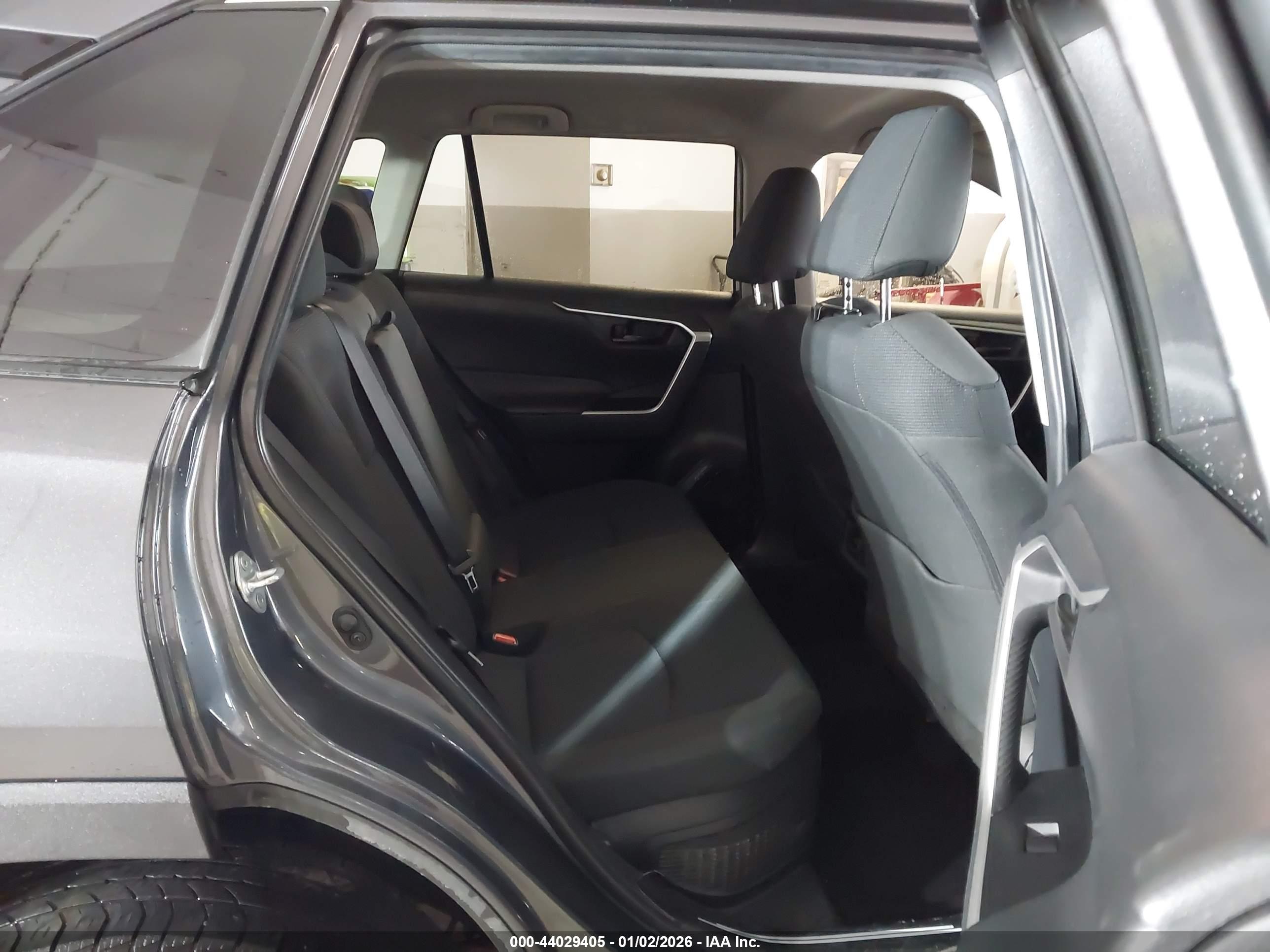 TOYOTA RAV4 image 8