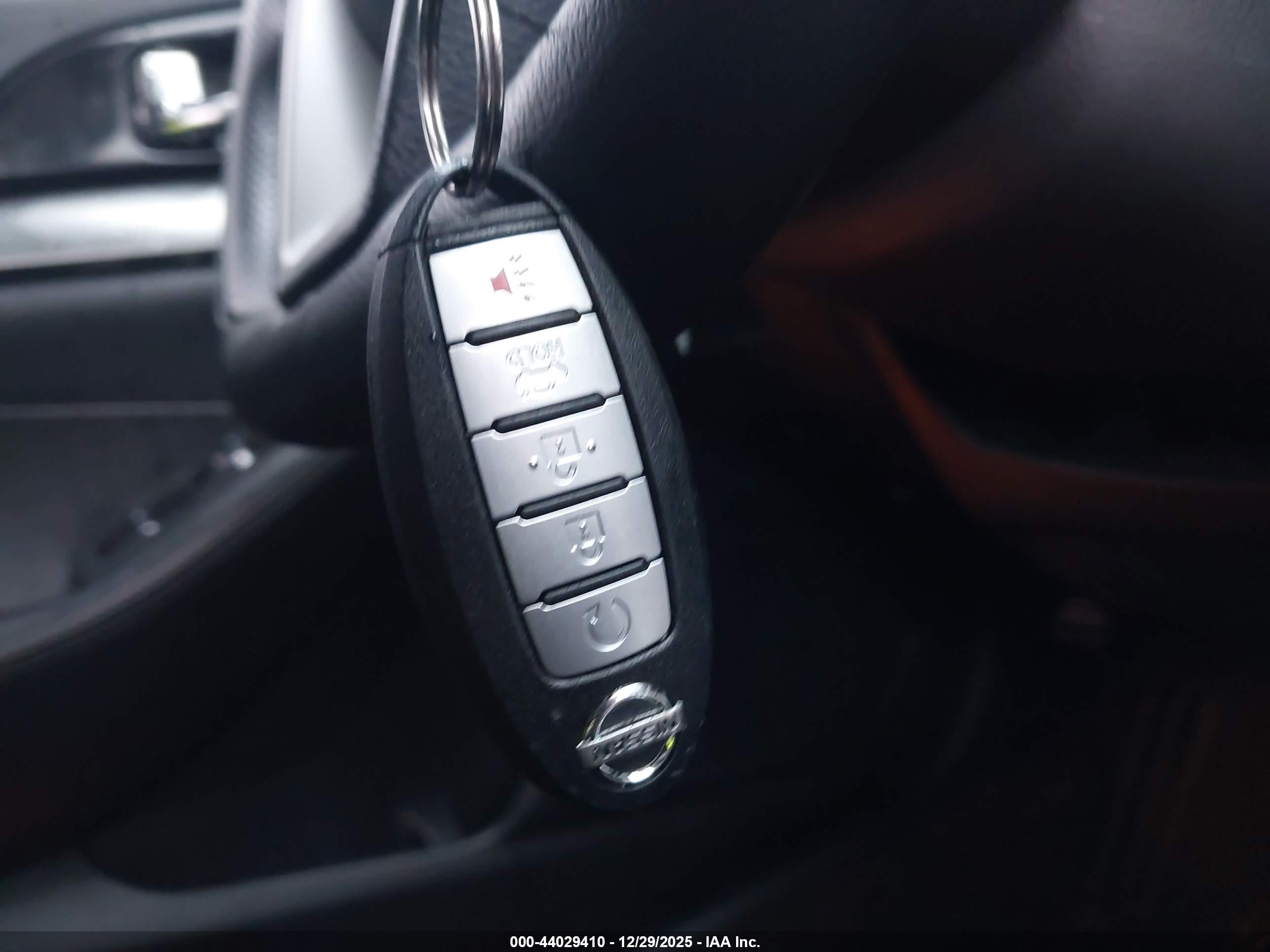 NISSAN MAXIMA image 11