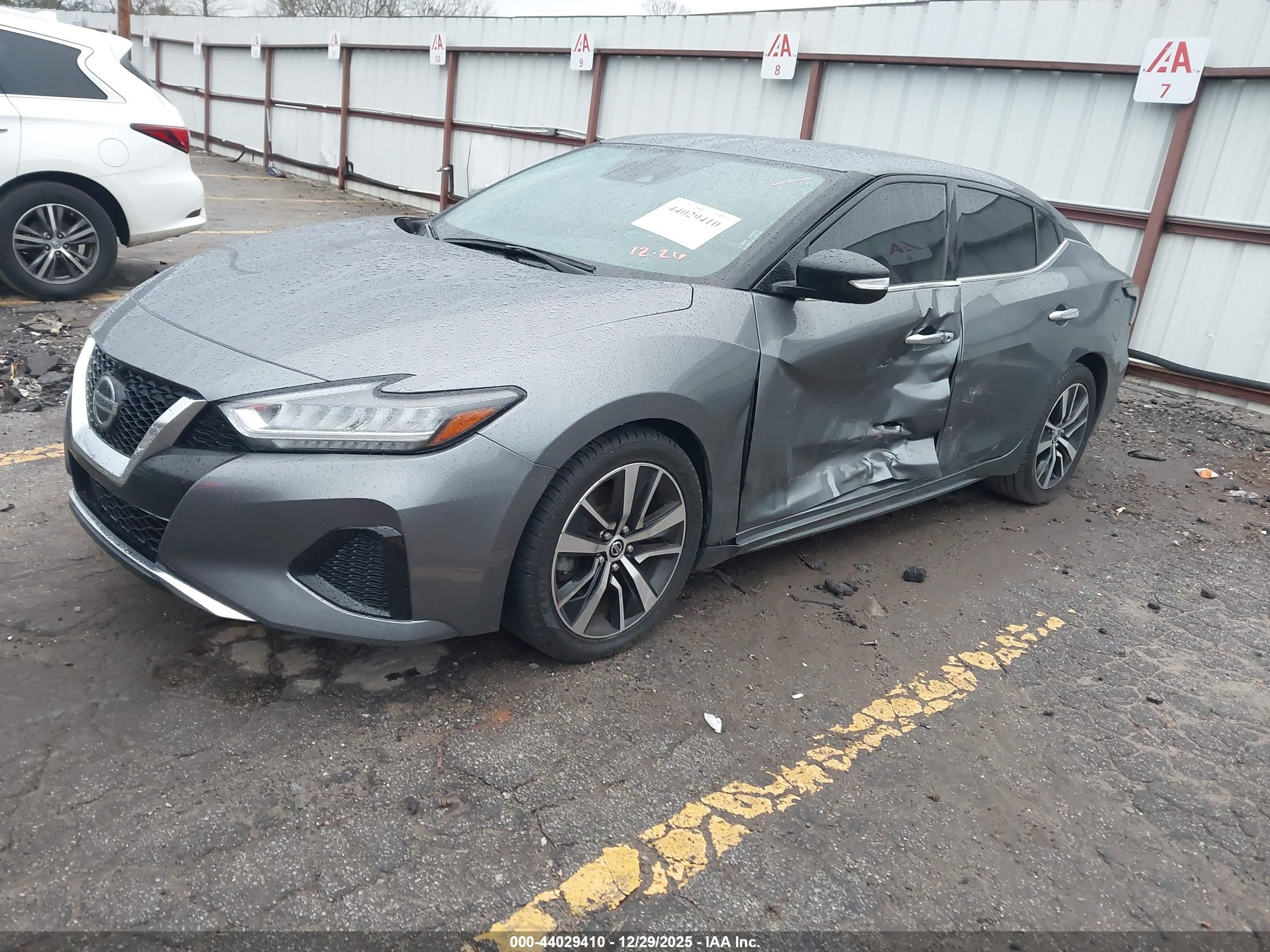 NISSAN MAXIMA image 2