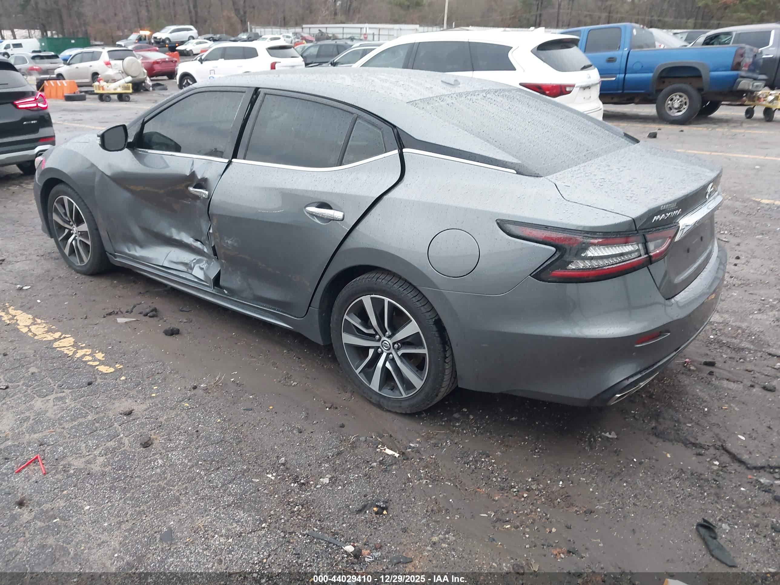 NISSAN MAXIMA image 3