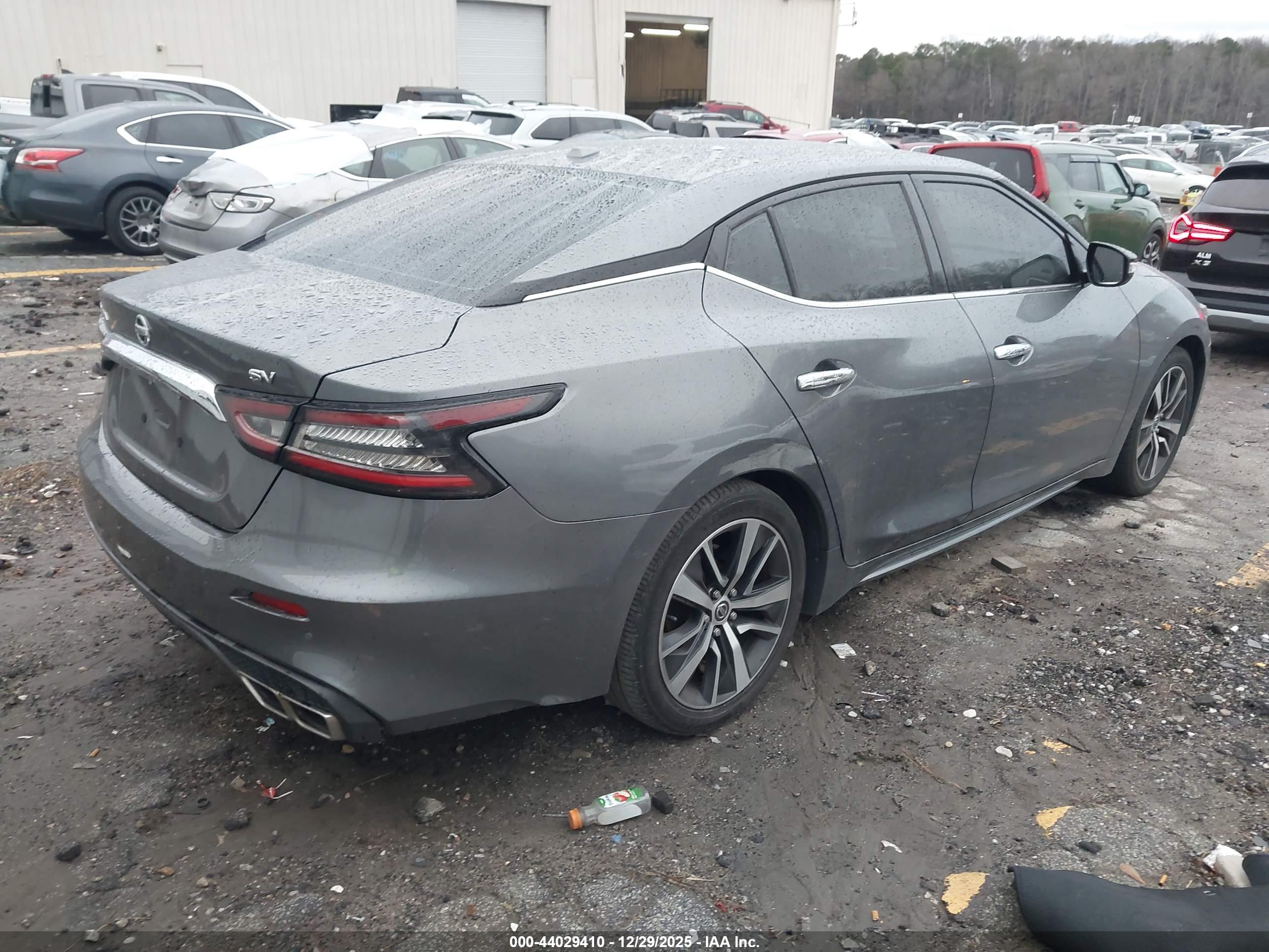 NISSAN MAXIMA image 4