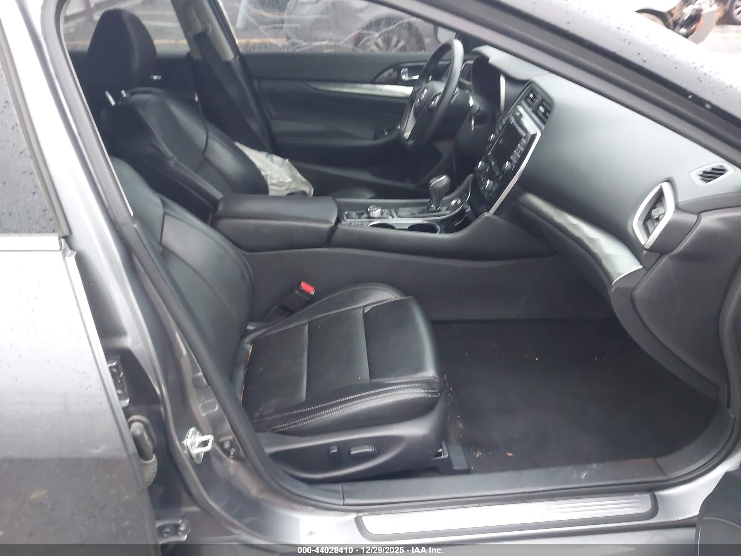 NISSAN MAXIMA image 5
