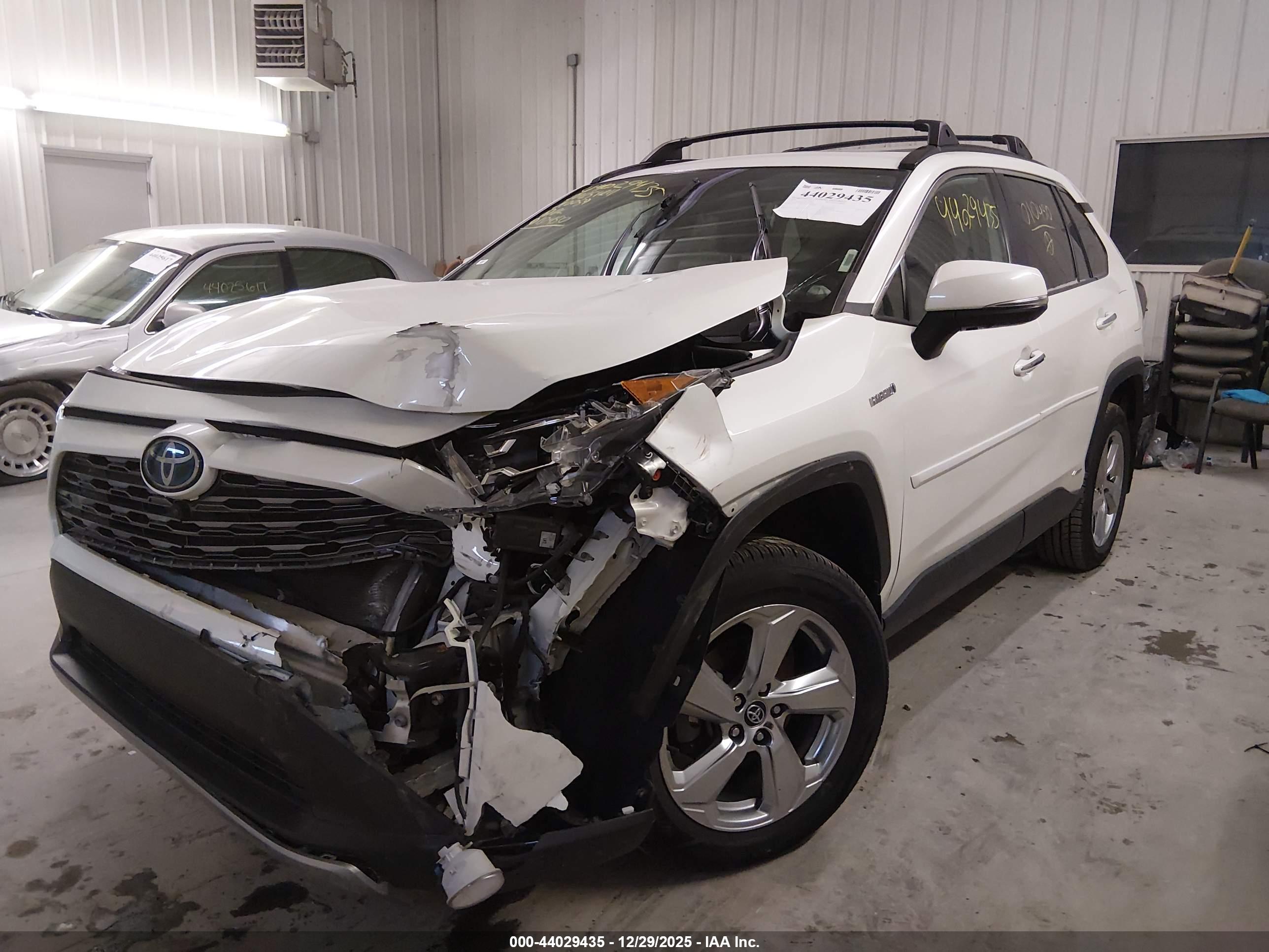 TOYOTA RAV4 image 2