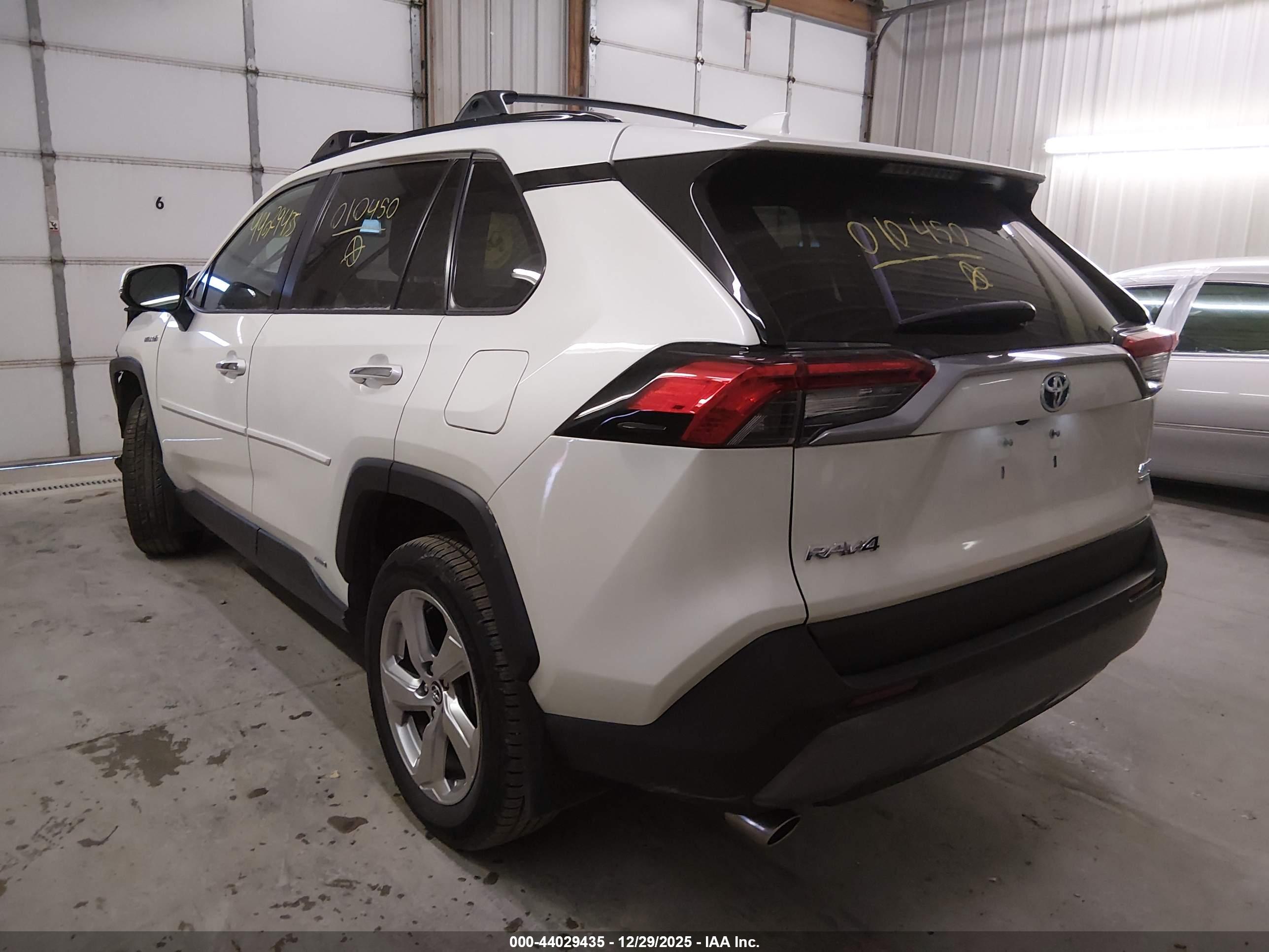 TOYOTA RAV4 image 3