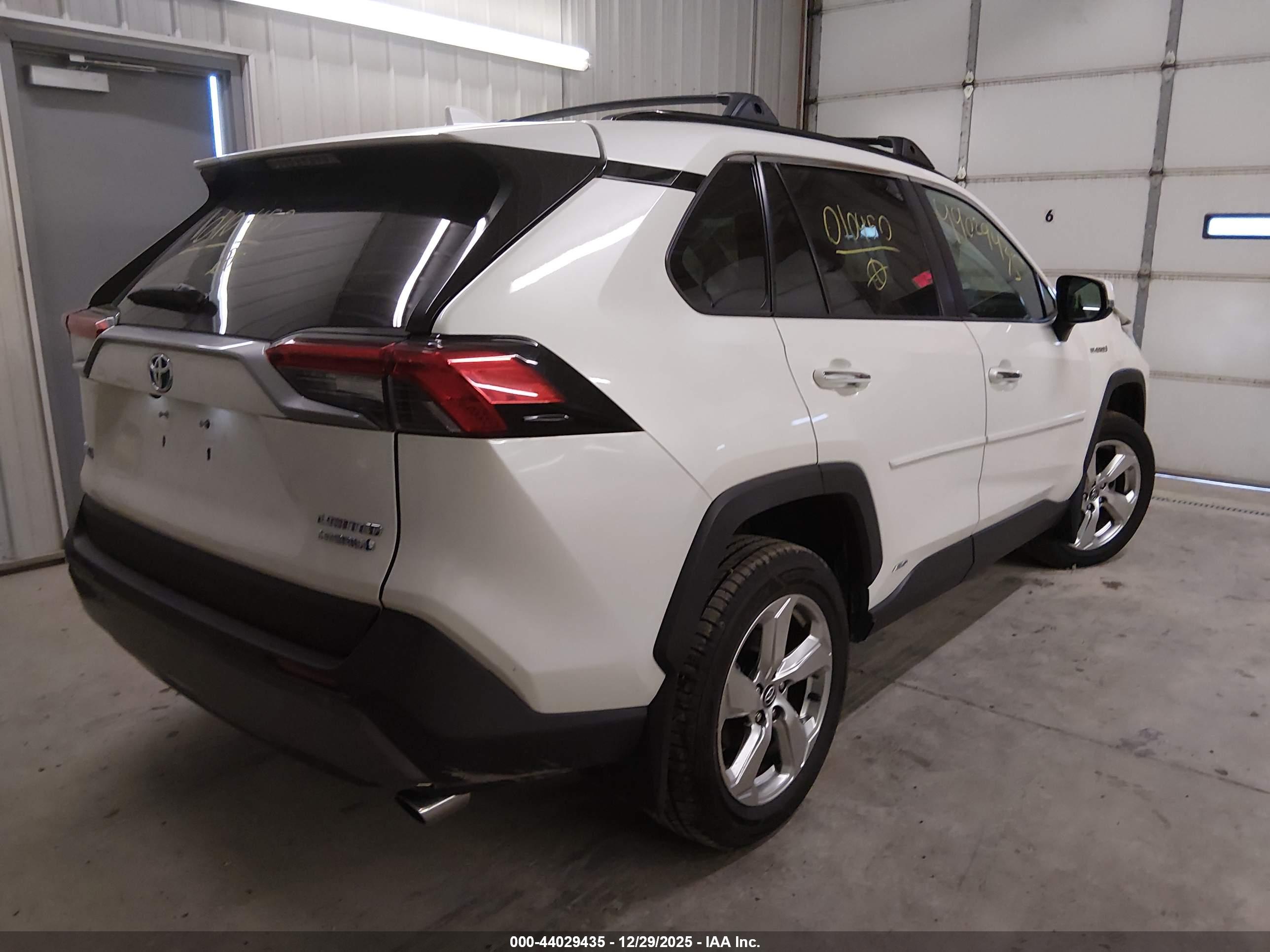 TOYOTA RAV4 image 4