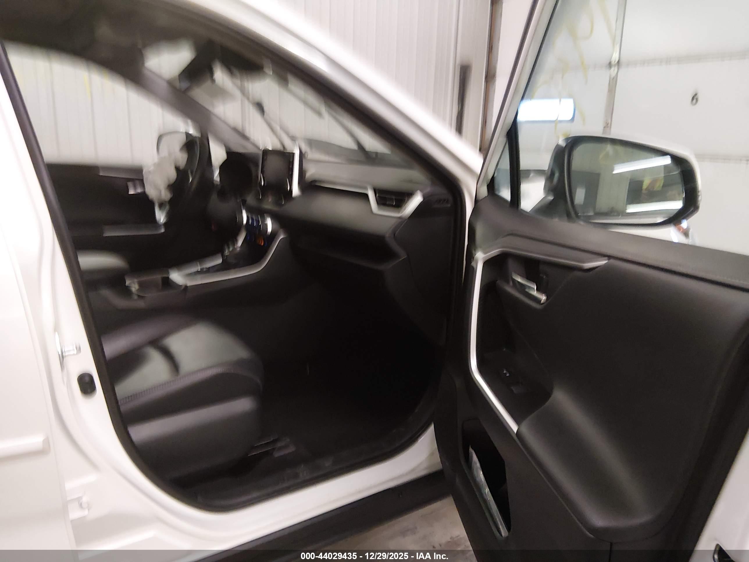 TOYOTA RAV4 image 5