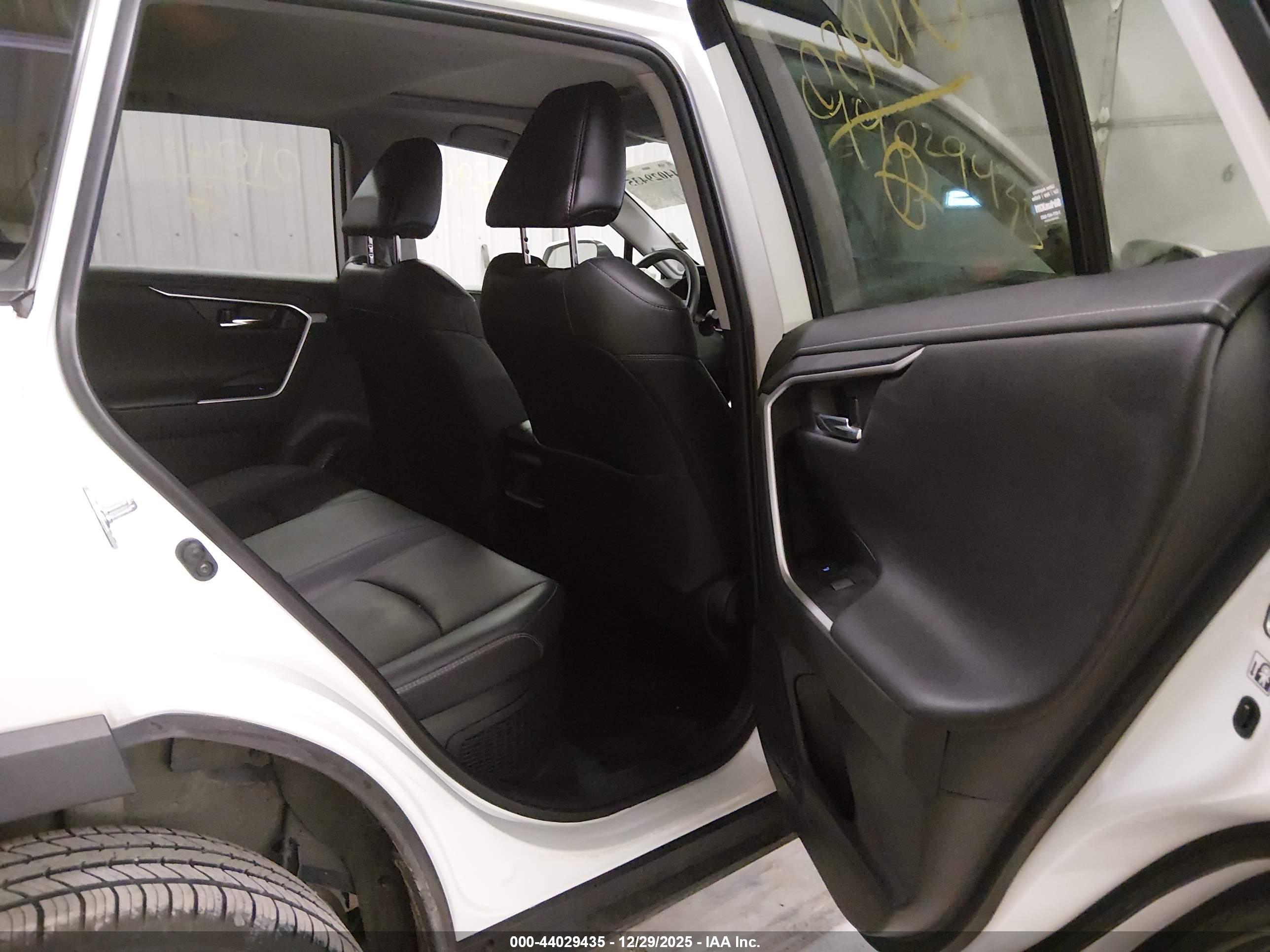 TOYOTA RAV4 image 8