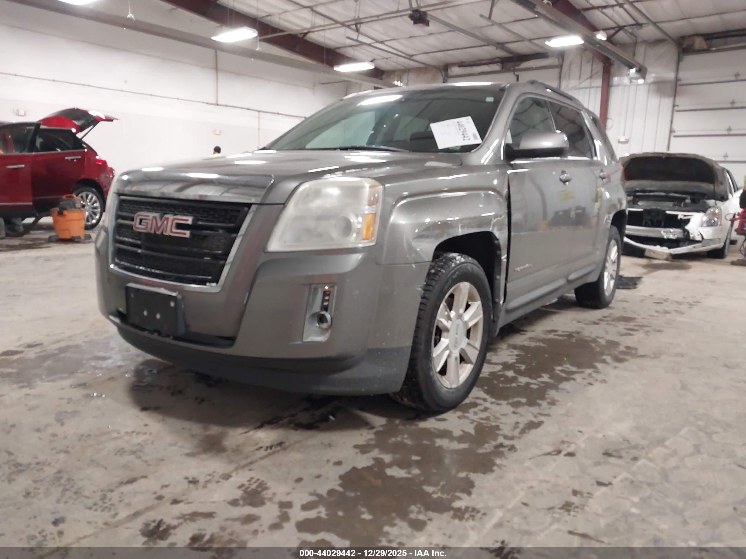 GMC TERRAIN image 2