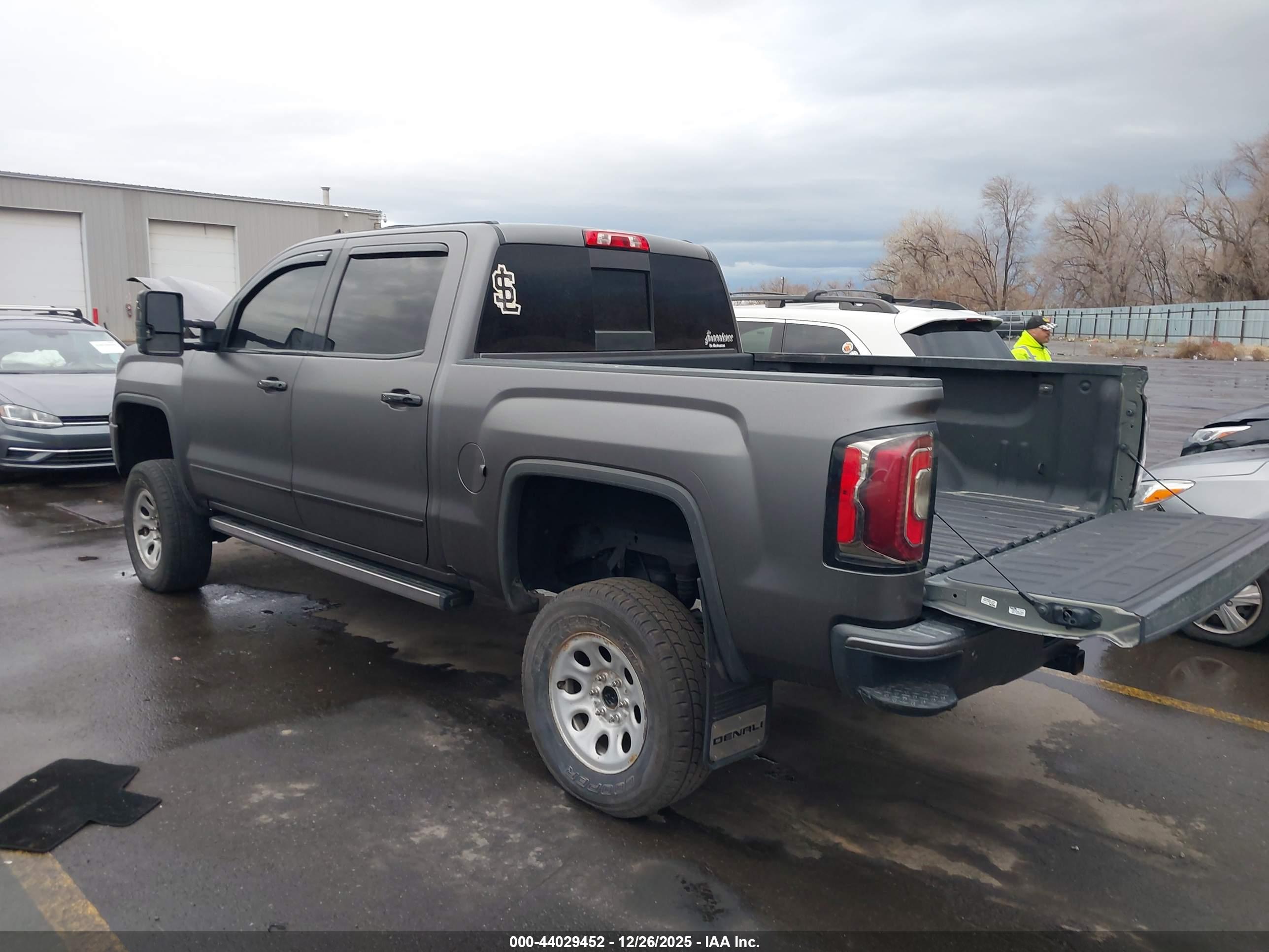 GMC SIERRA image 3