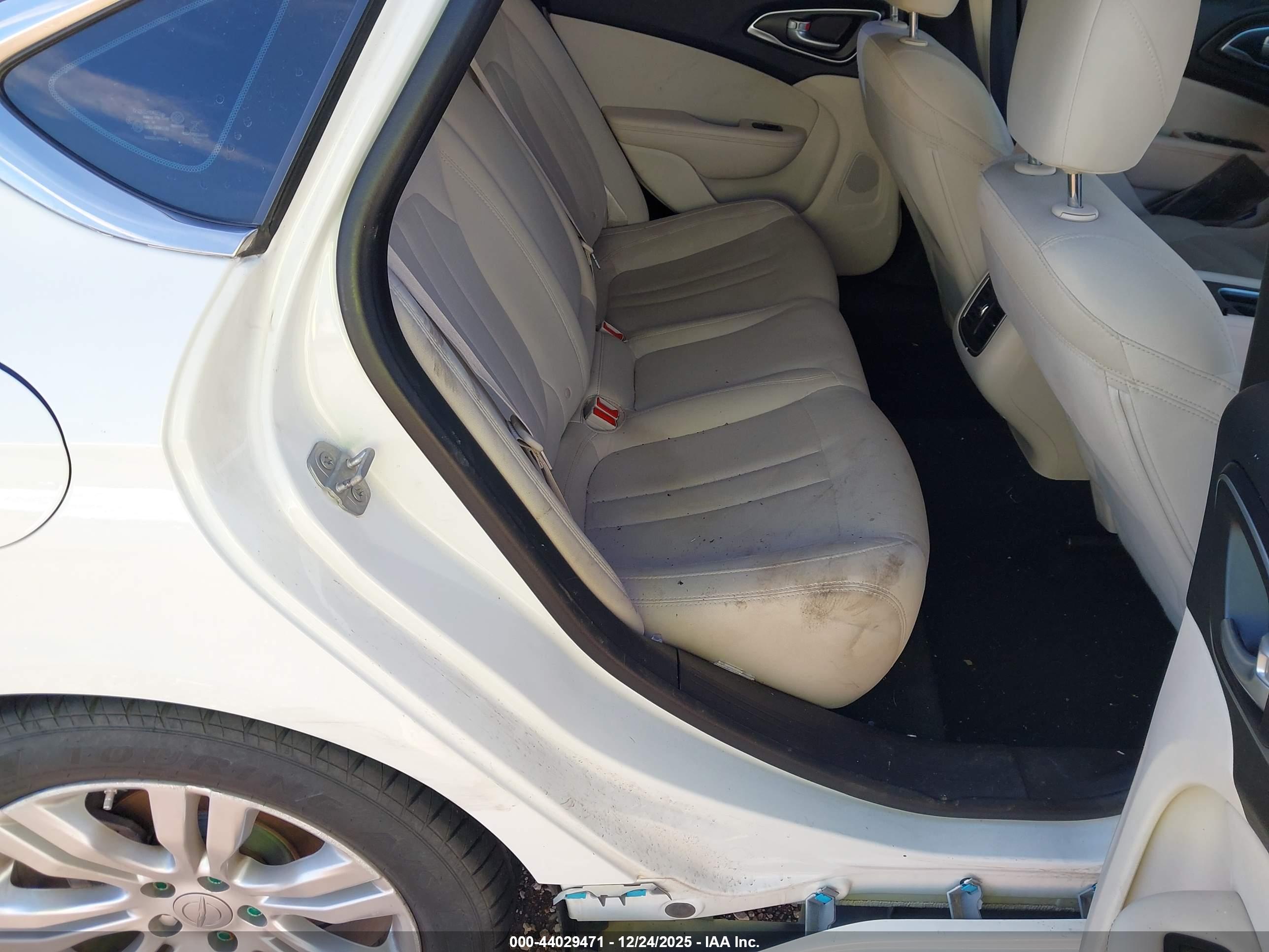 CHRYSLER 200 image 8