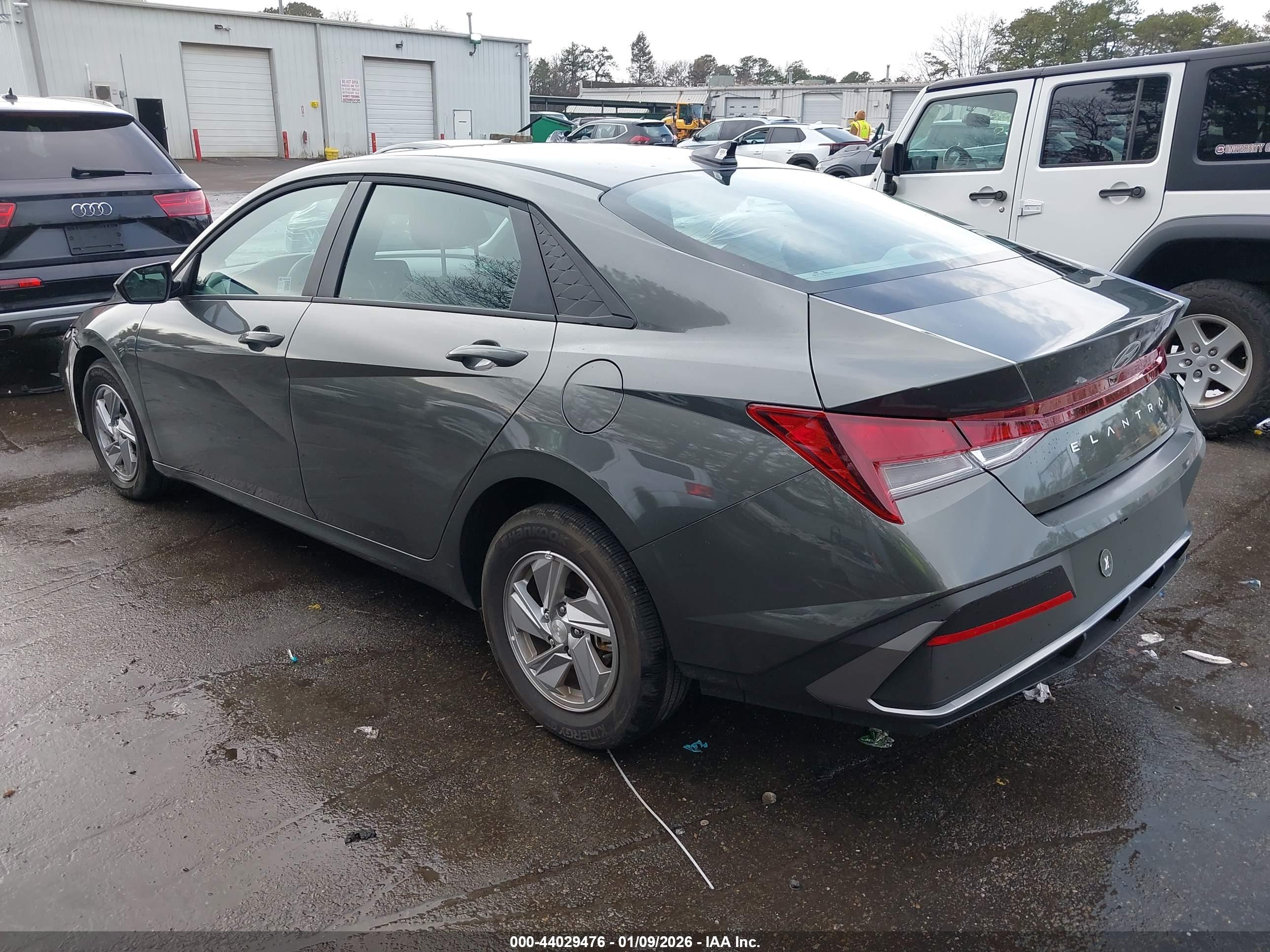 HYUNDAI ELANTRA image 3