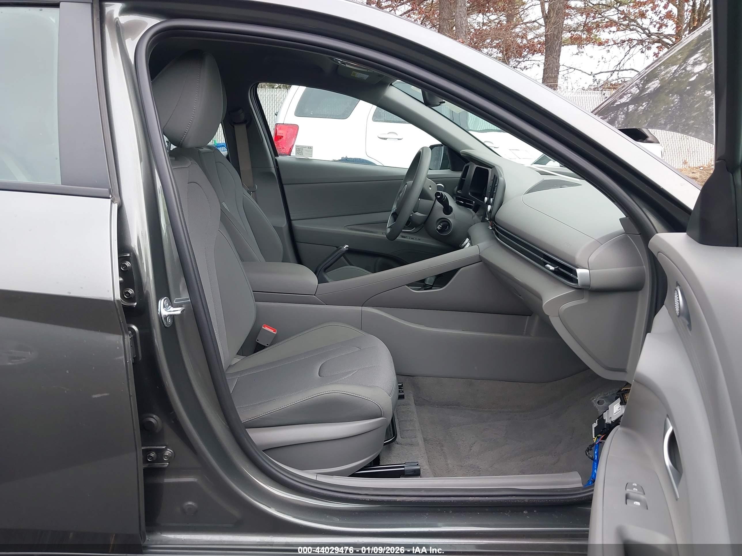 HYUNDAI ELANTRA image 5