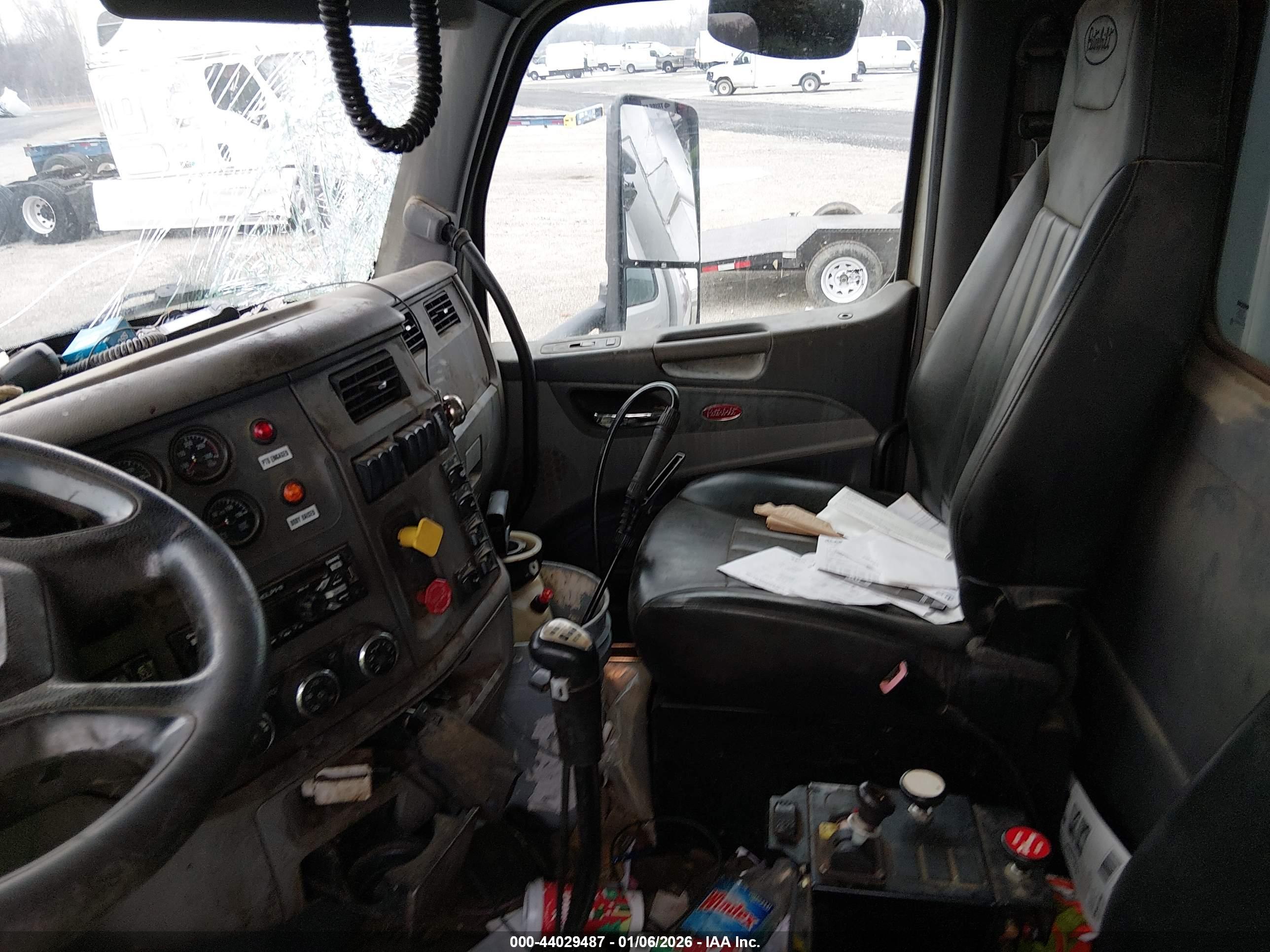 PETERBILT 567 image 7