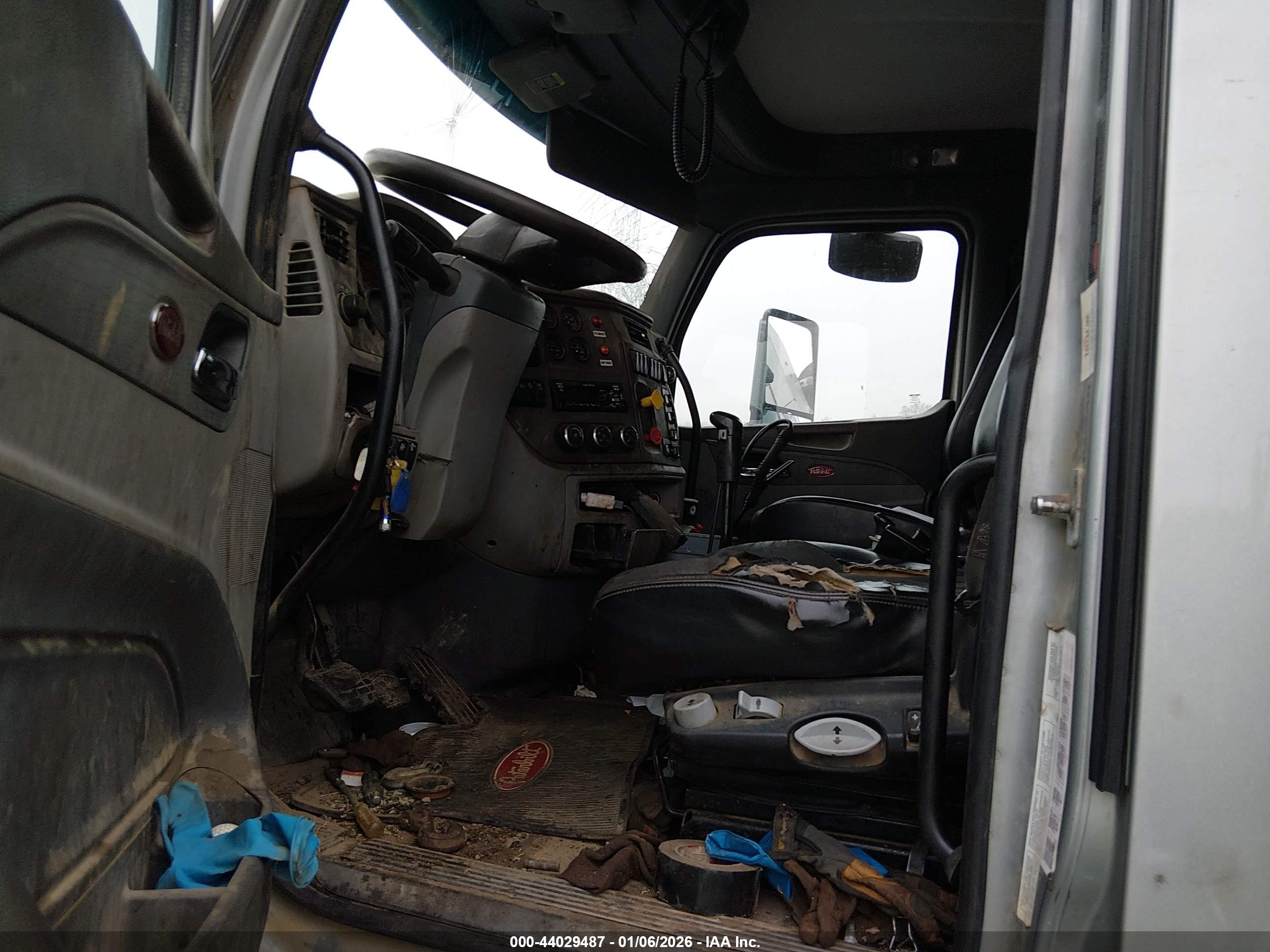PETERBILT 567 image 8
