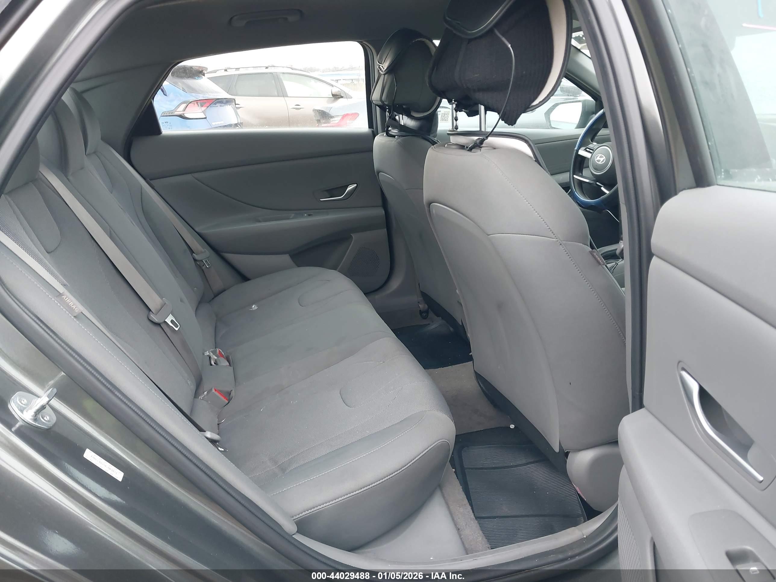 HYUNDAI ELANTRA image 8