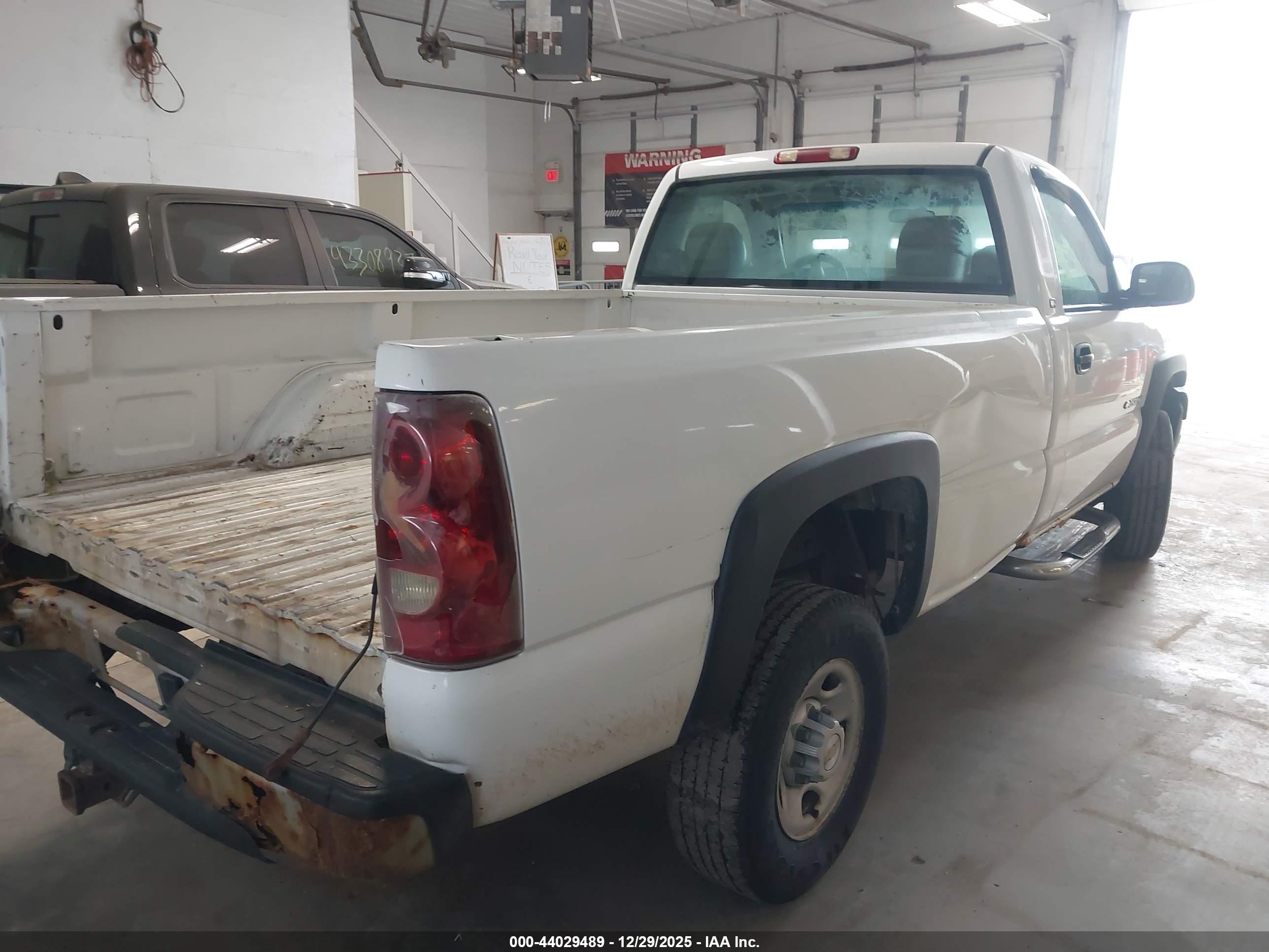 CHEVROLET SILVERADO image 4