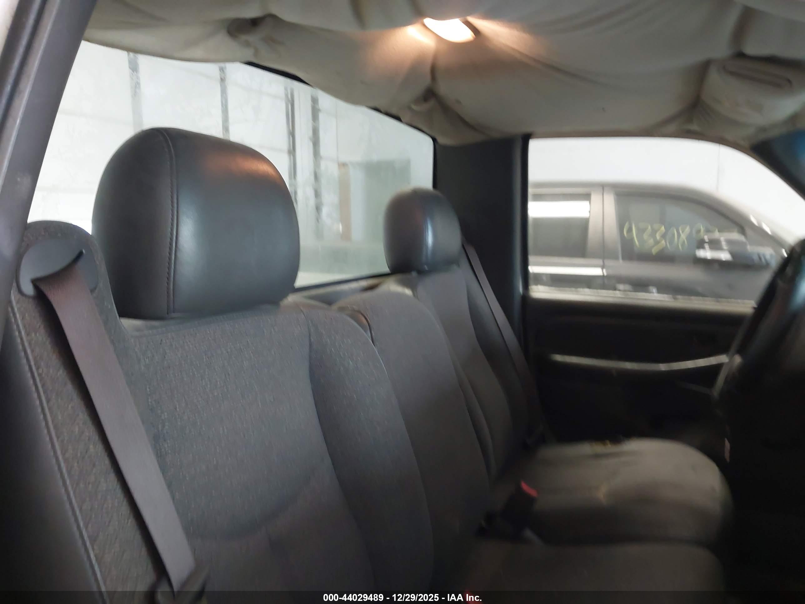 CHEVROLET SILVERADO image 8