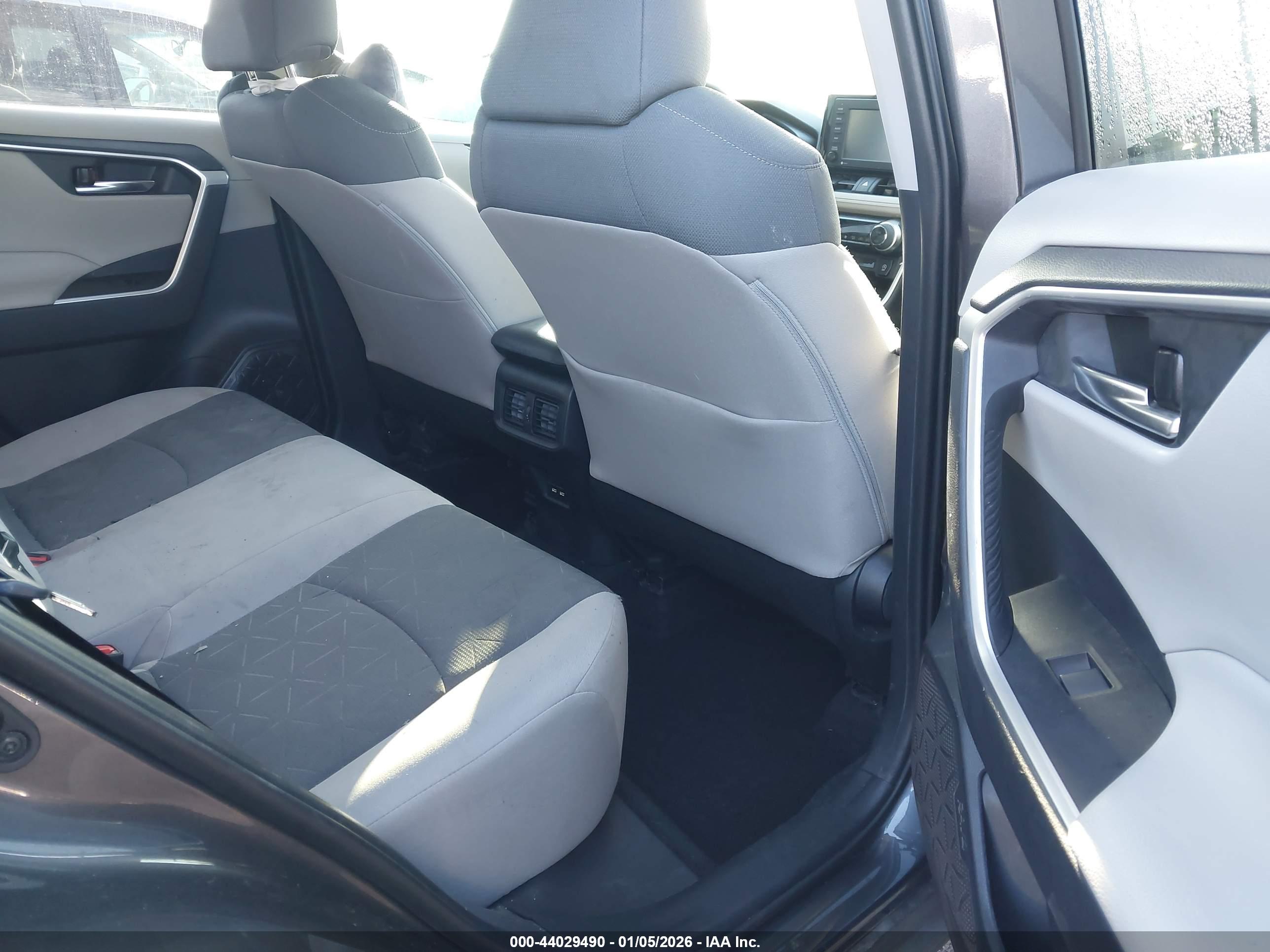 TOYOTA RAV4 image 8