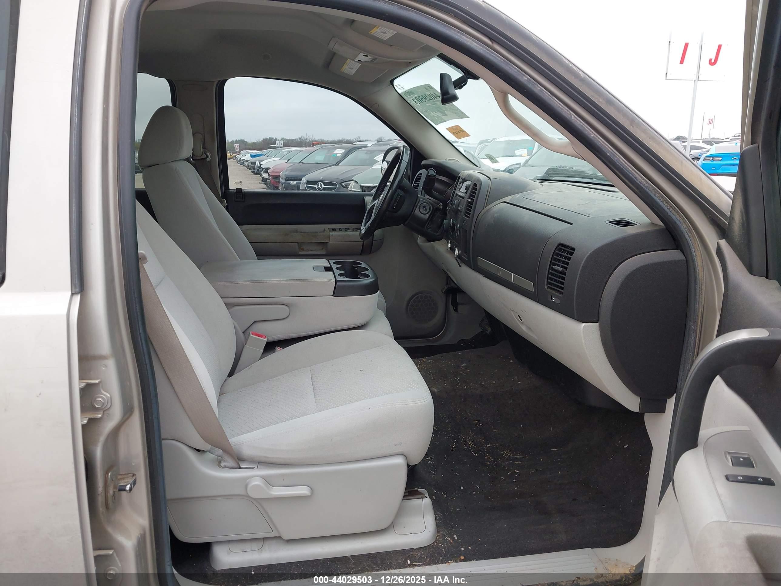 CHEVROLET SILVERADO image 5