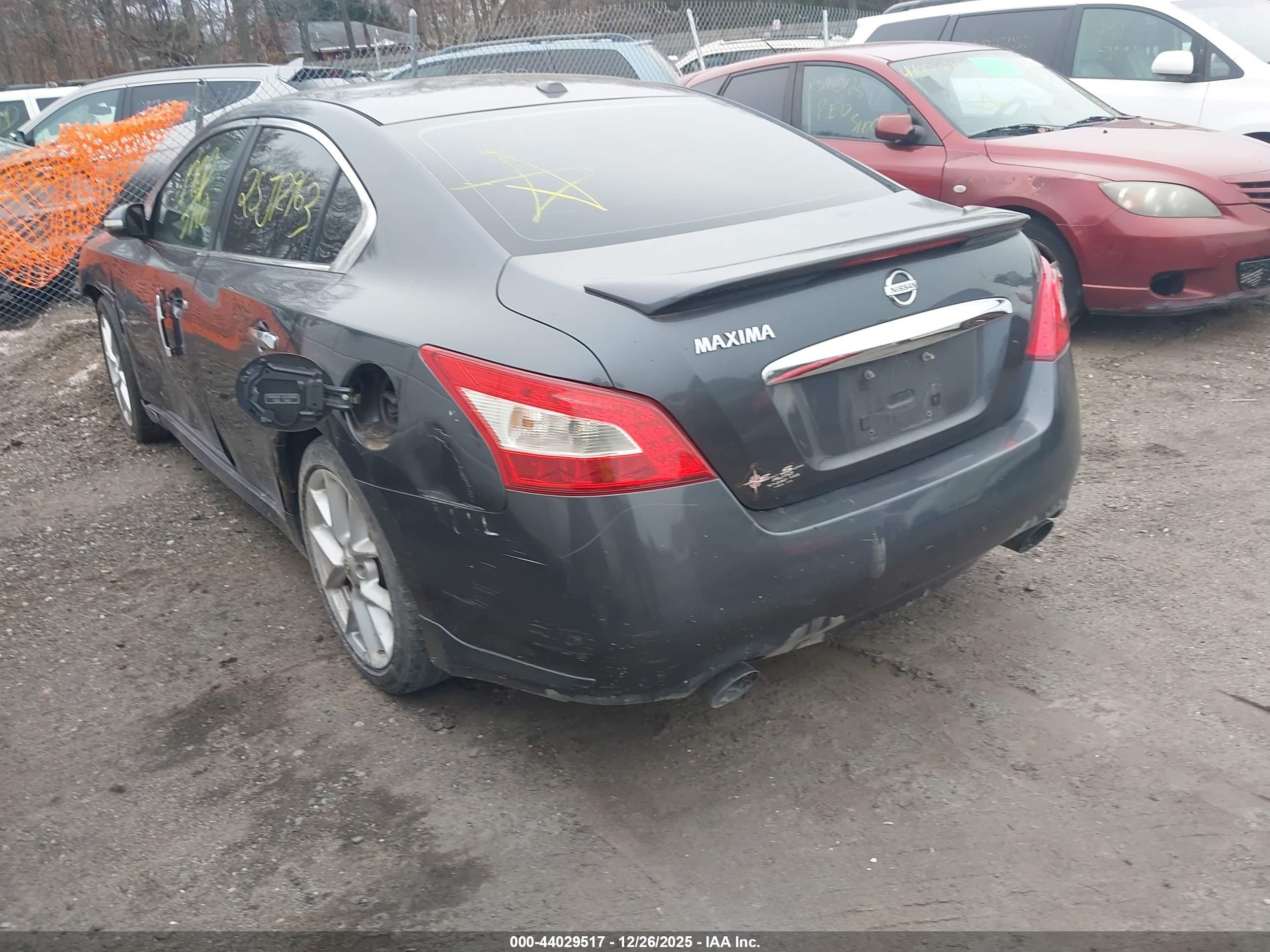 NISSAN MAXIMA image 3