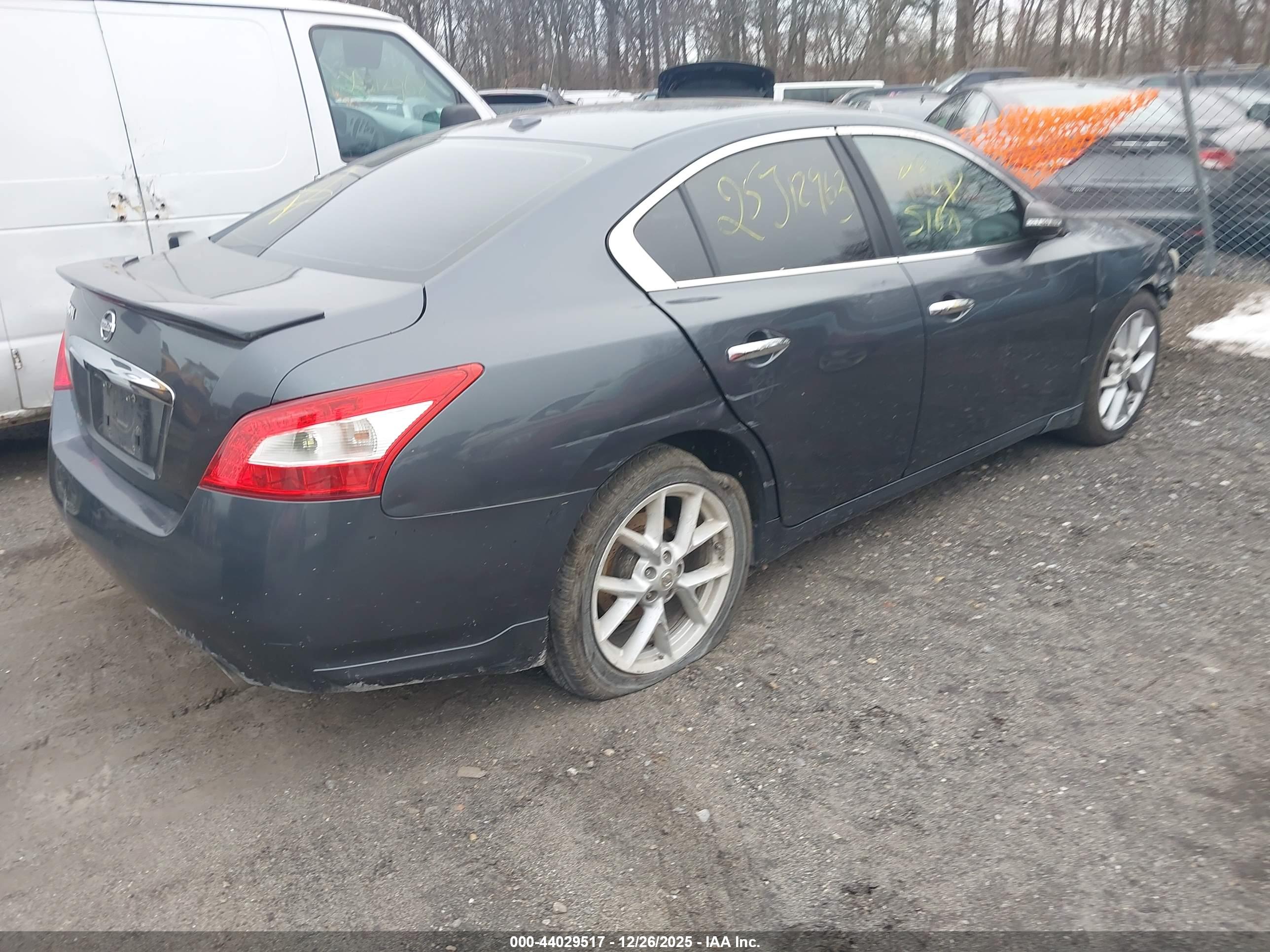 NISSAN MAXIMA image 4