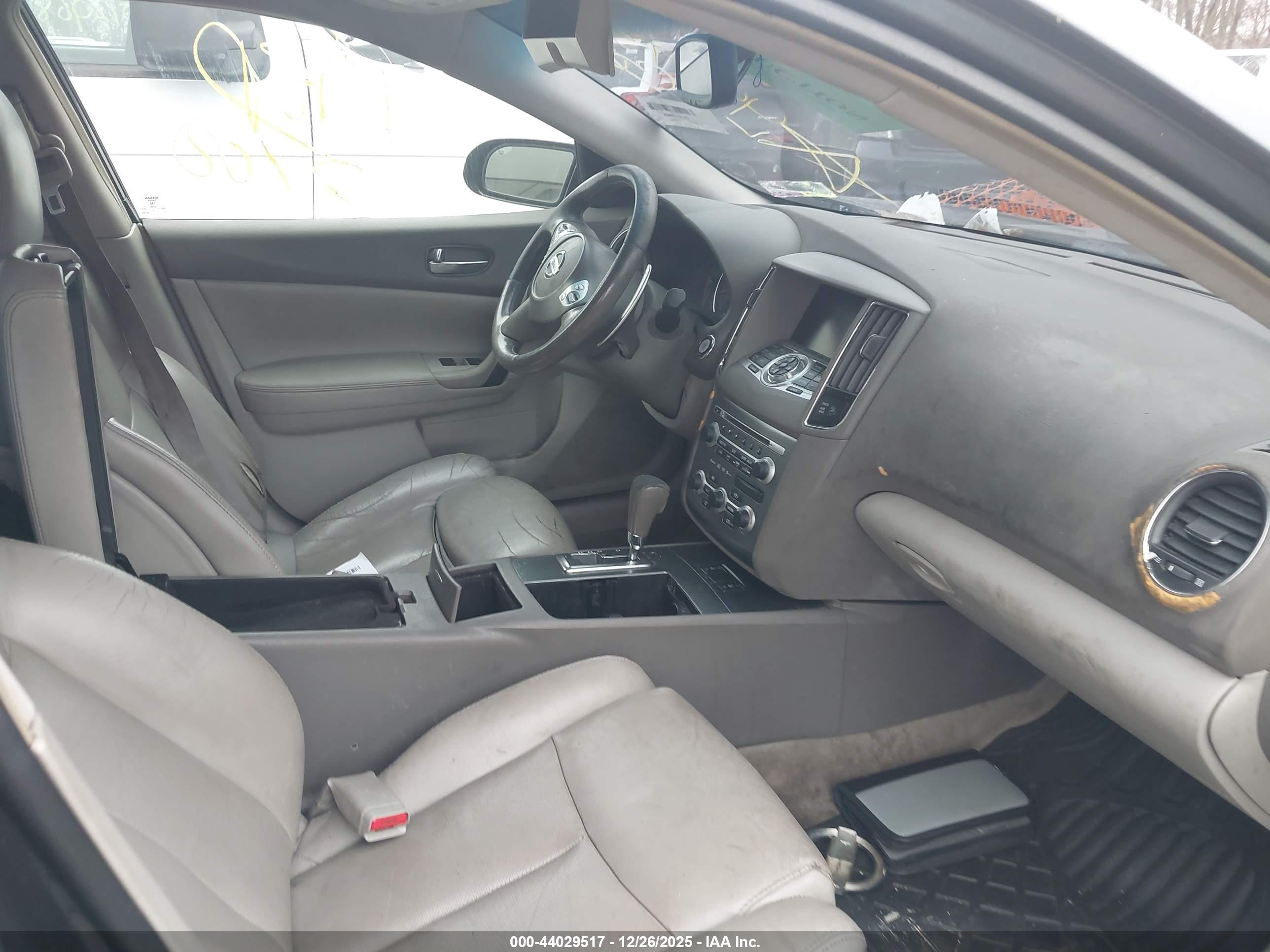 NISSAN MAXIMA image 5