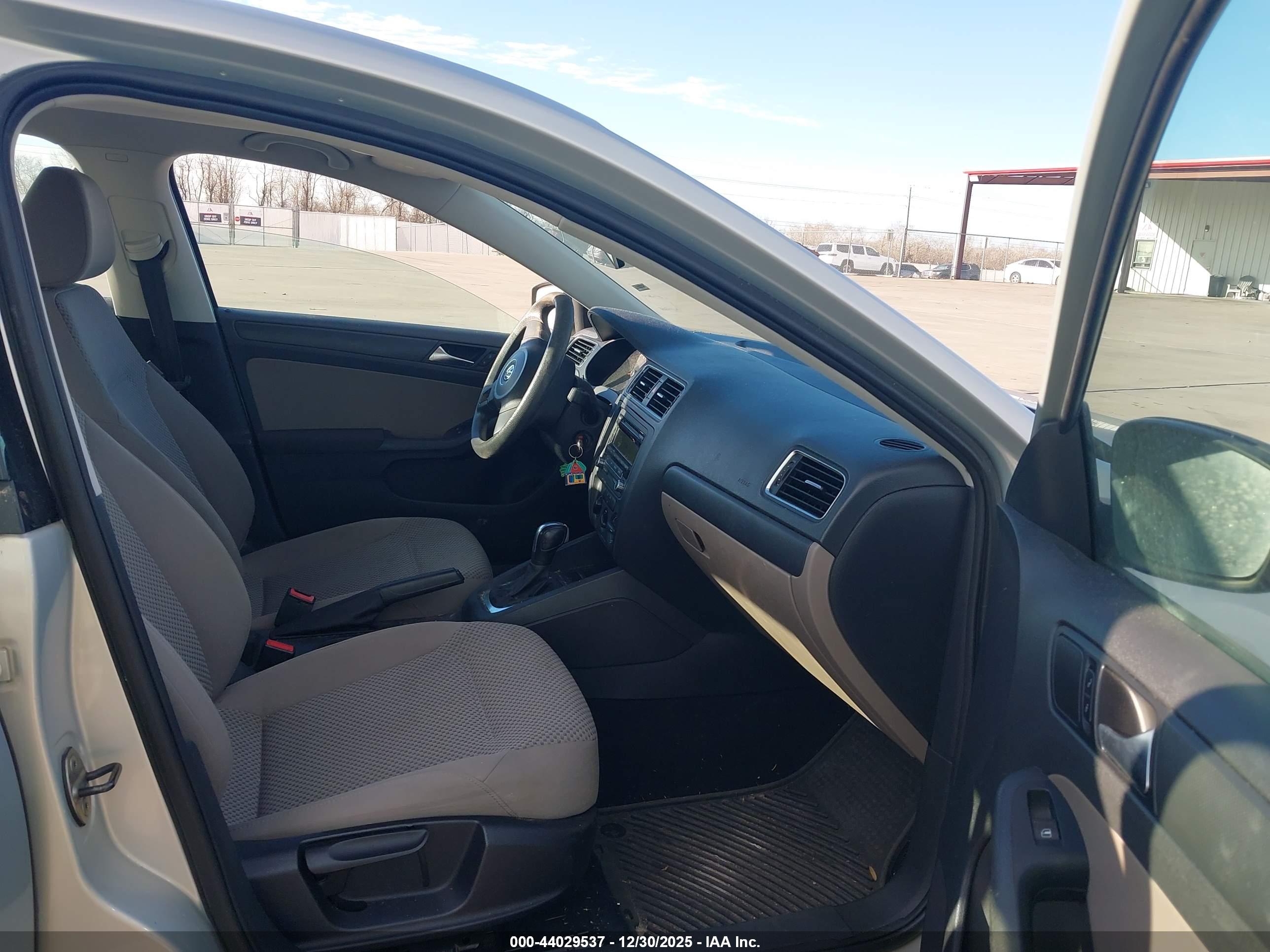 VOLKSWAGEN JETTA image 5
