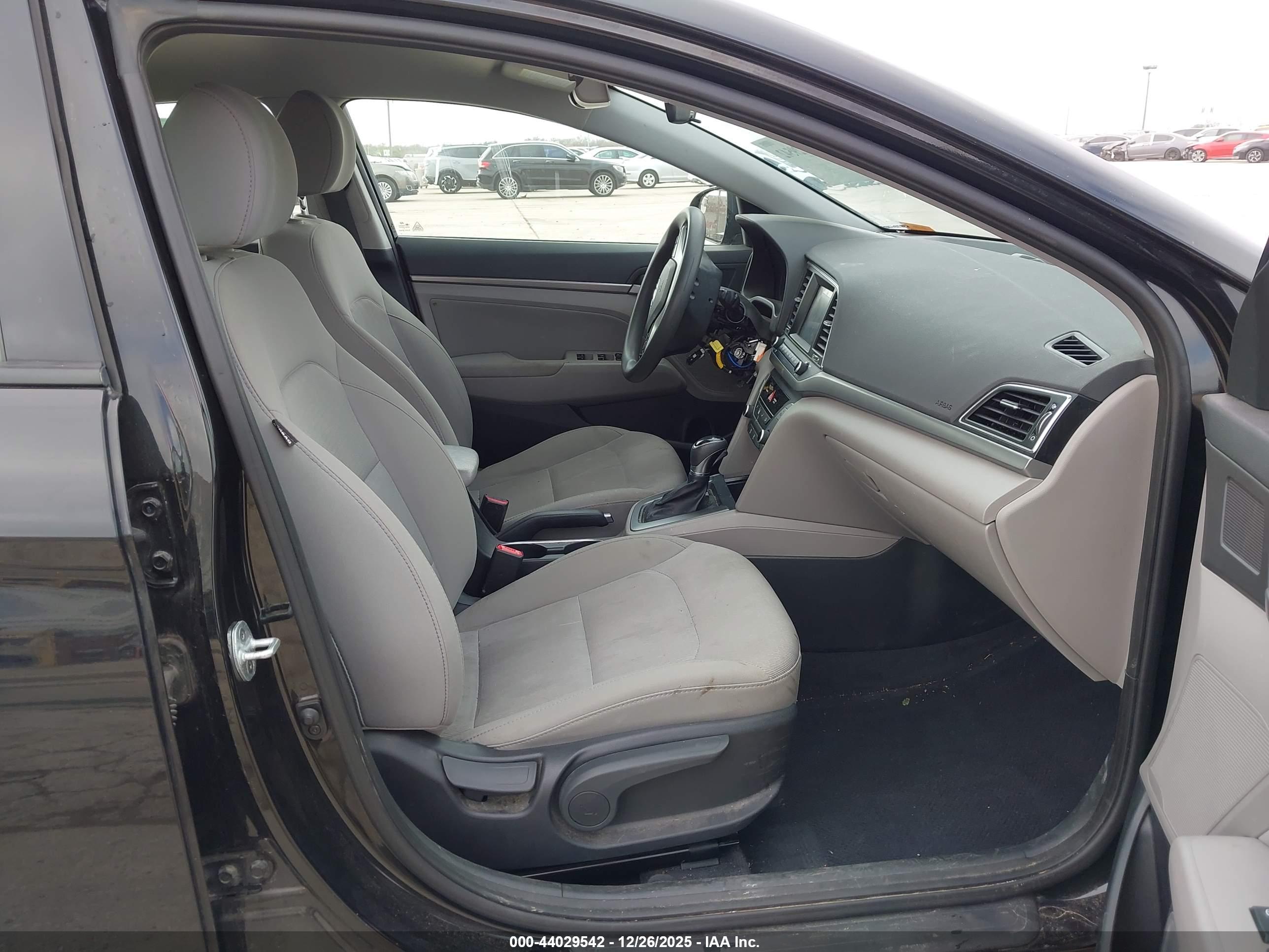 HYUNDAI ELANTRA image 5