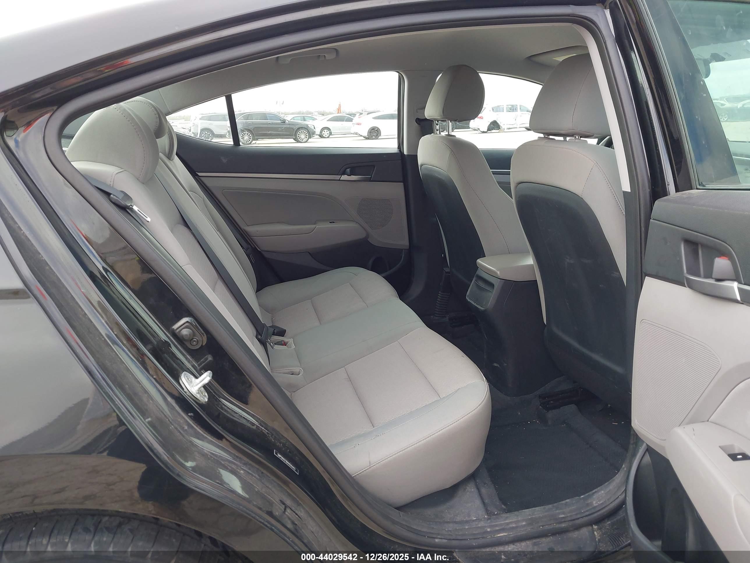 HYUNDAI ELANTRA image 8