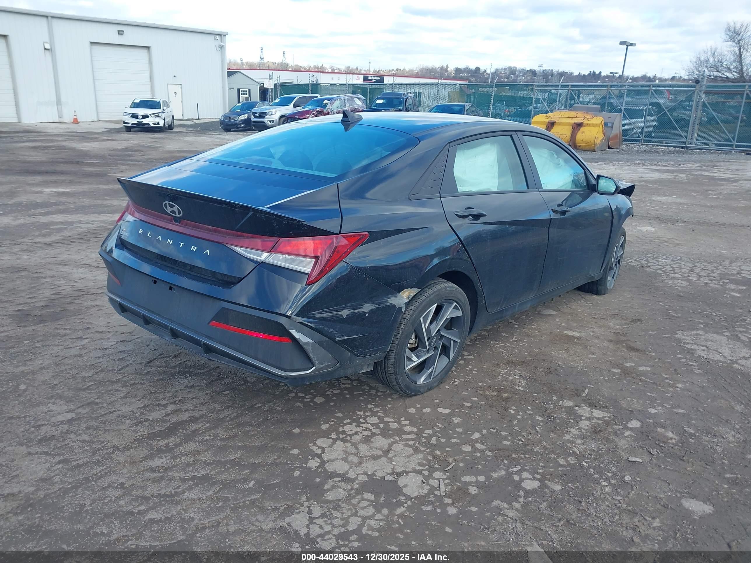 HYUNDAI ELANTRA image 4